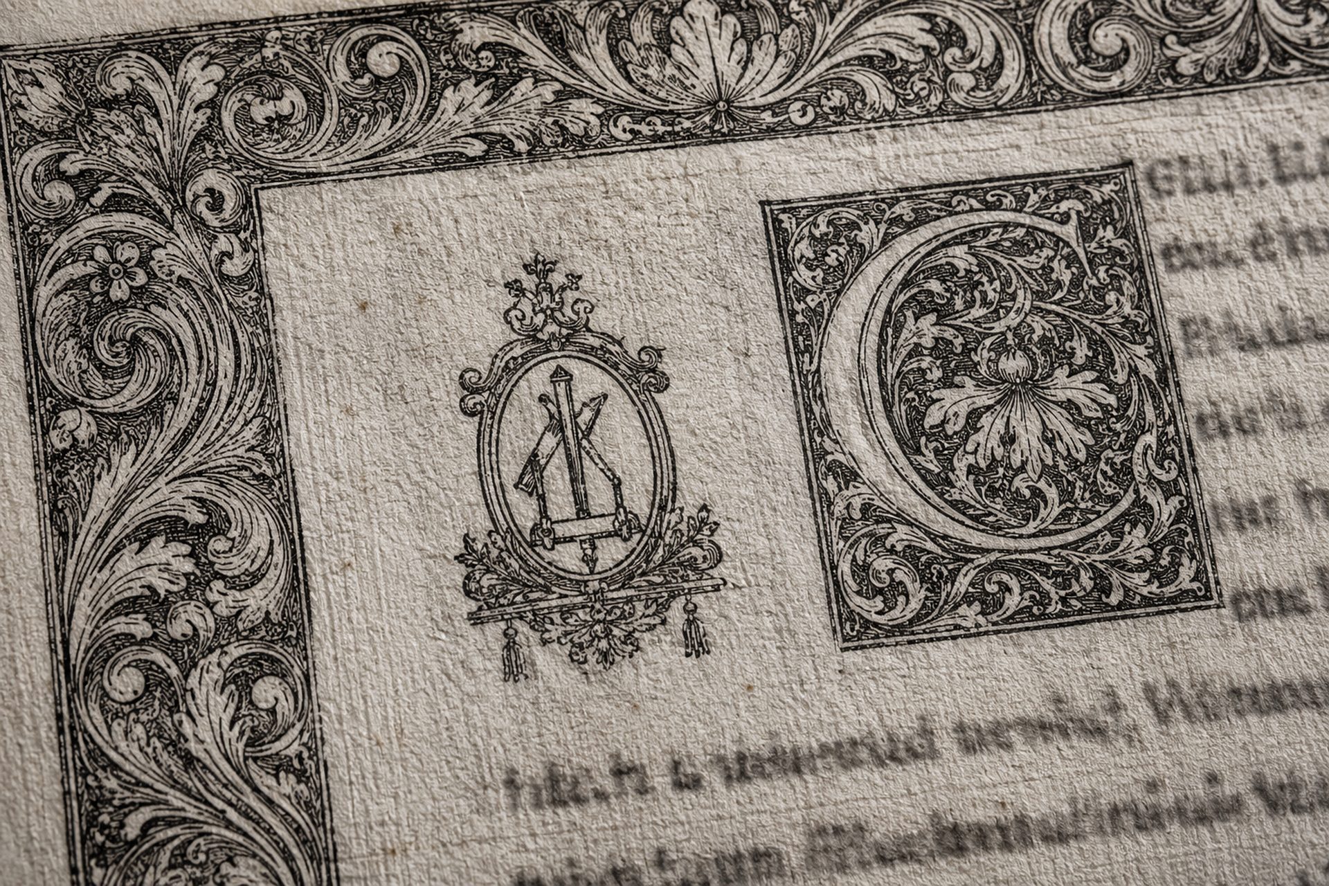 Gros plan sur une page de titre gravée du XVIe siècle
