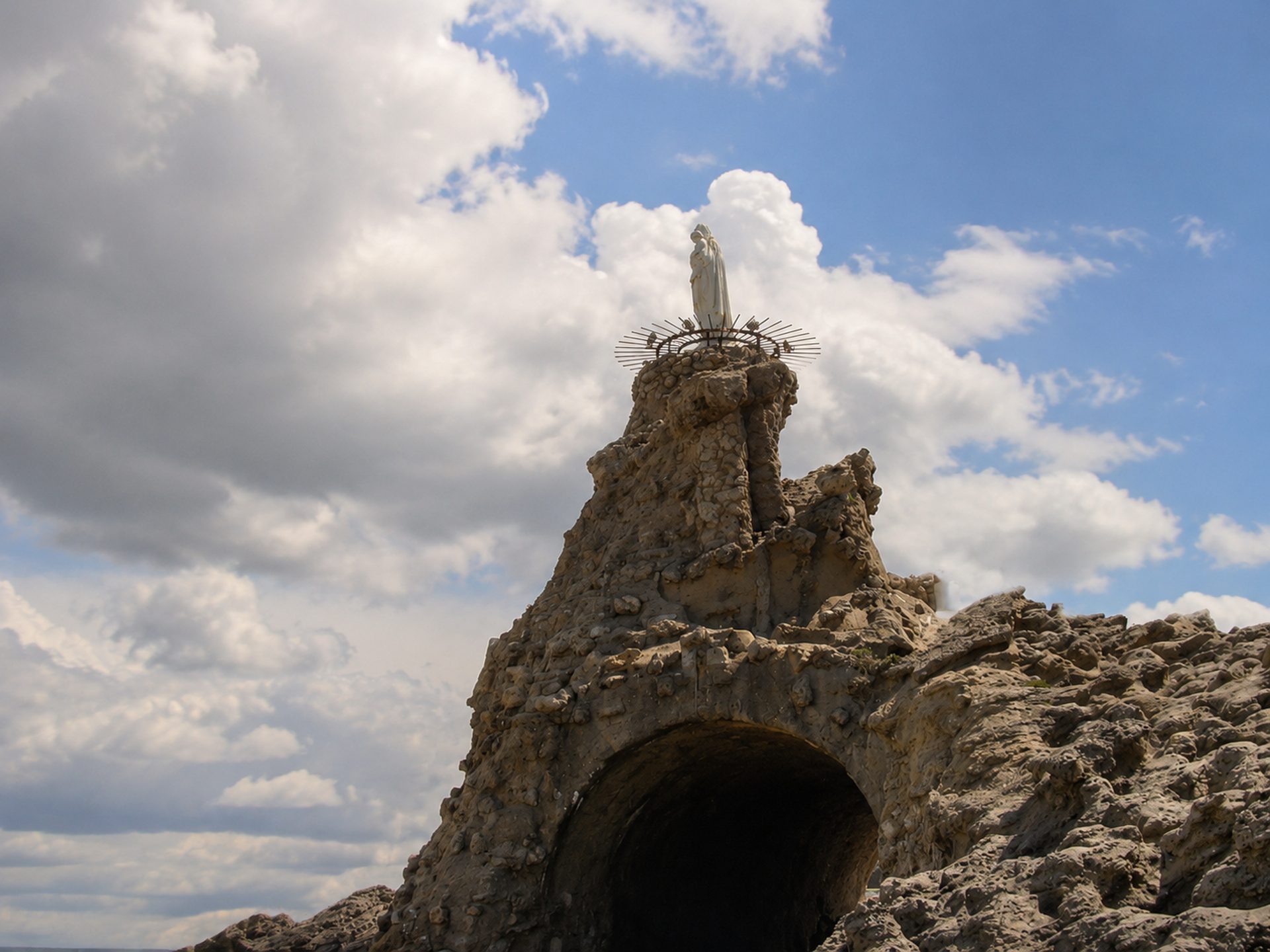 Le rocher de la Vierge vu en contre-plongée
