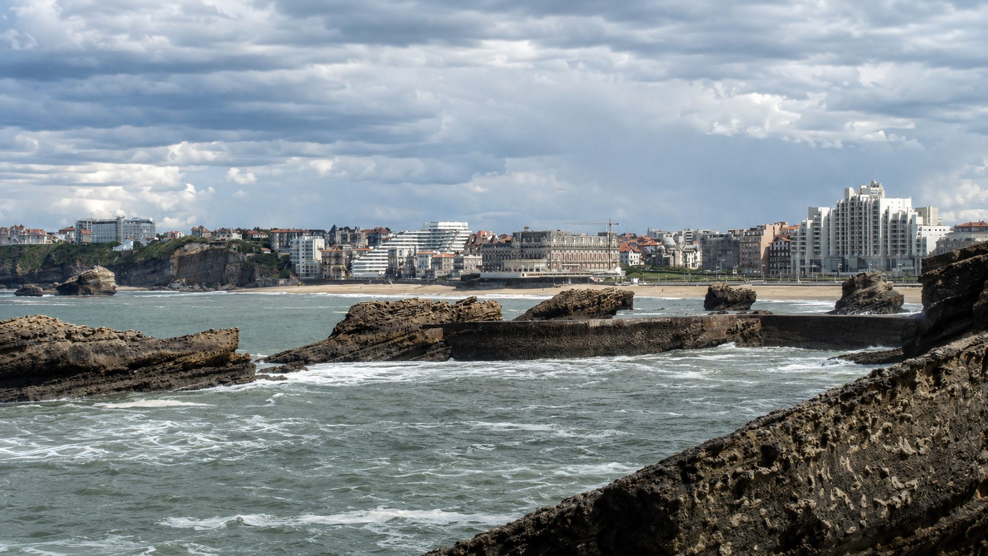 Biarritz face à l’océan depuis les rochers