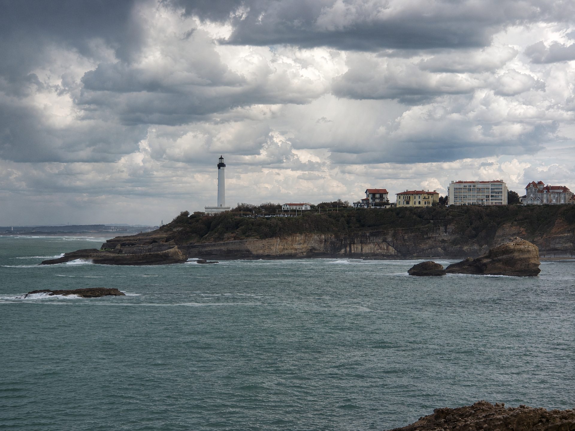 Le phare de Biarritz sous un ciel chargé