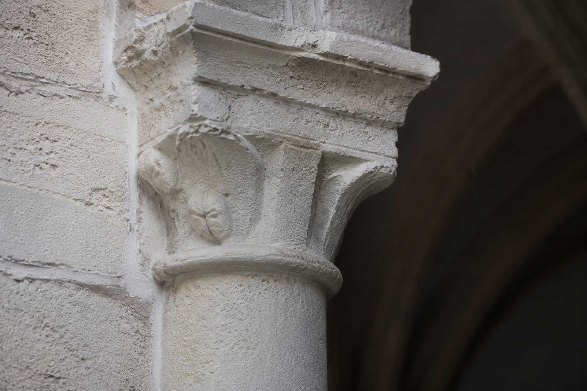 Reconstitution d’un chapiteau médiéval et d’une colonne en pierre calcaire claire