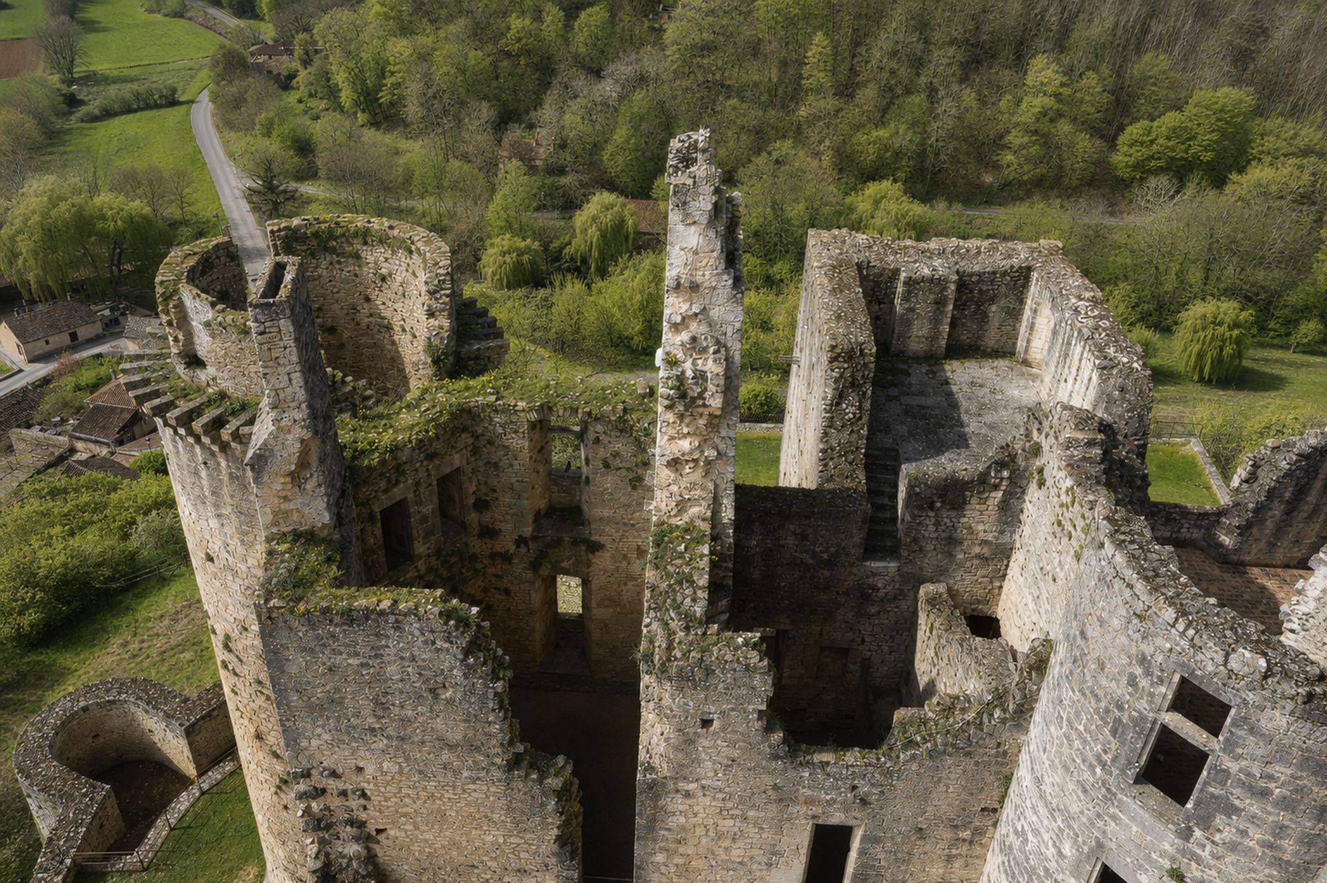 Vue aérienne des salles et murs ouverts du château