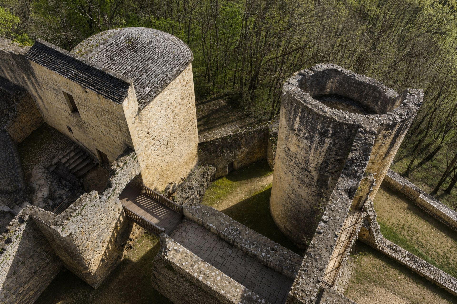 Vue plongeante sur deux tours et les passerelles intérieures