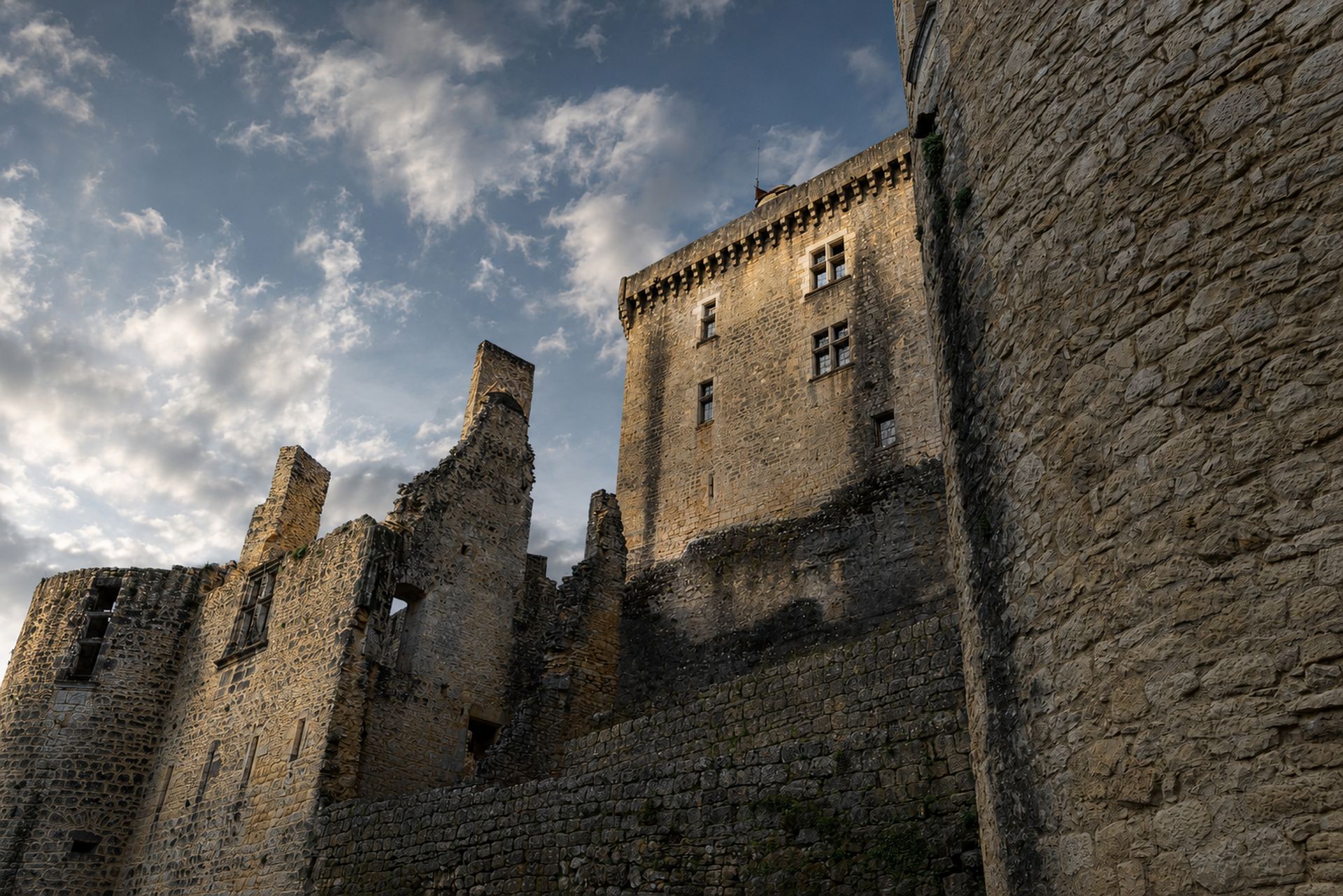 Le logis dominant les murs brisés du château