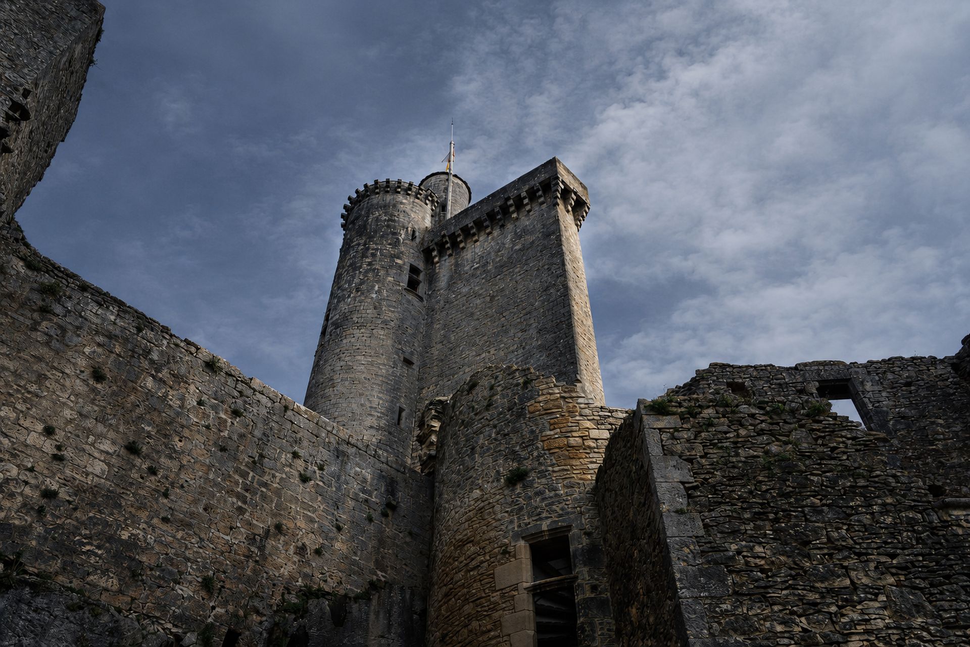 Tour surgissant entre les murailles dans un ciel froid