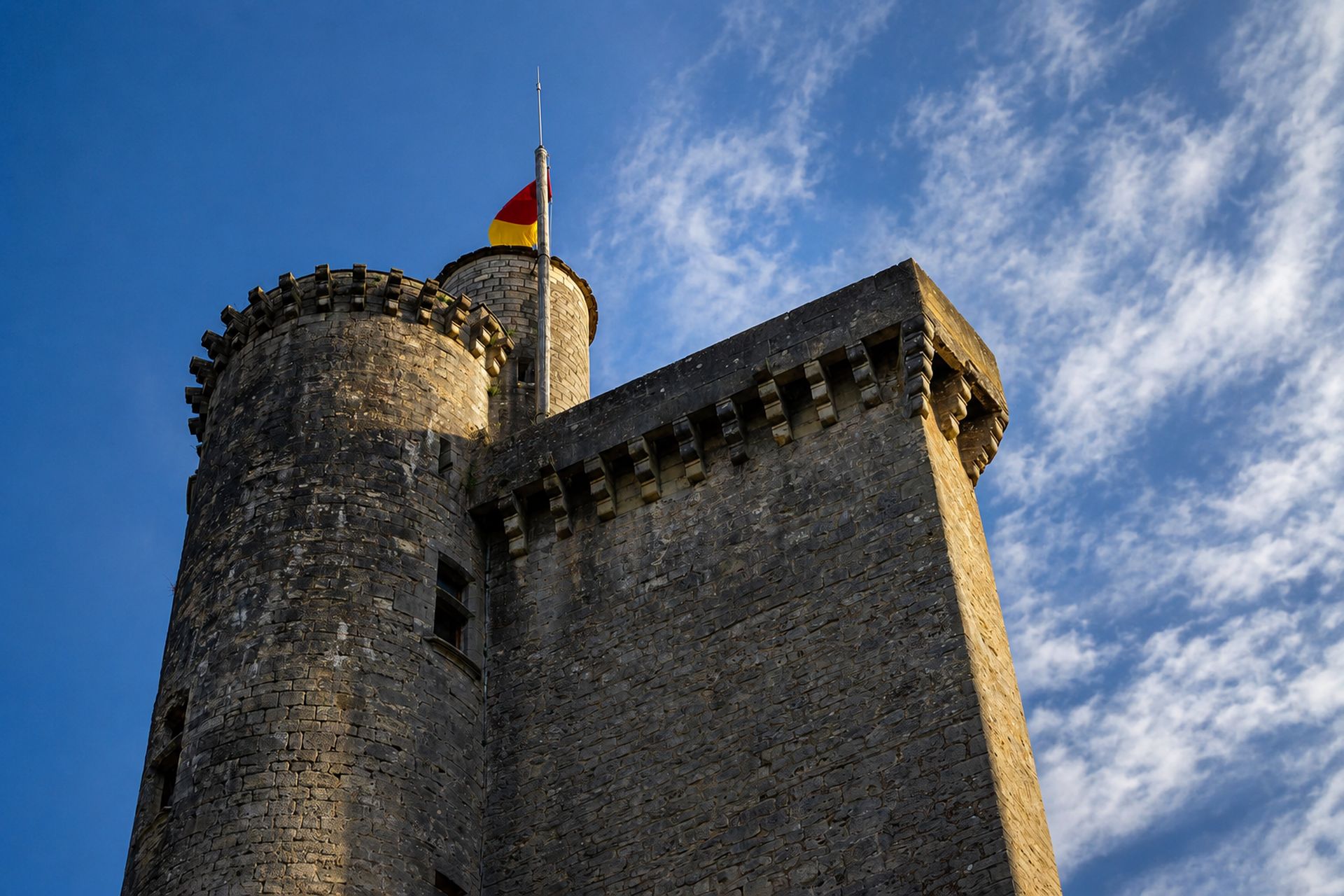 Contre-plongée finale sur les tours de Bonaguil et leur drapeau