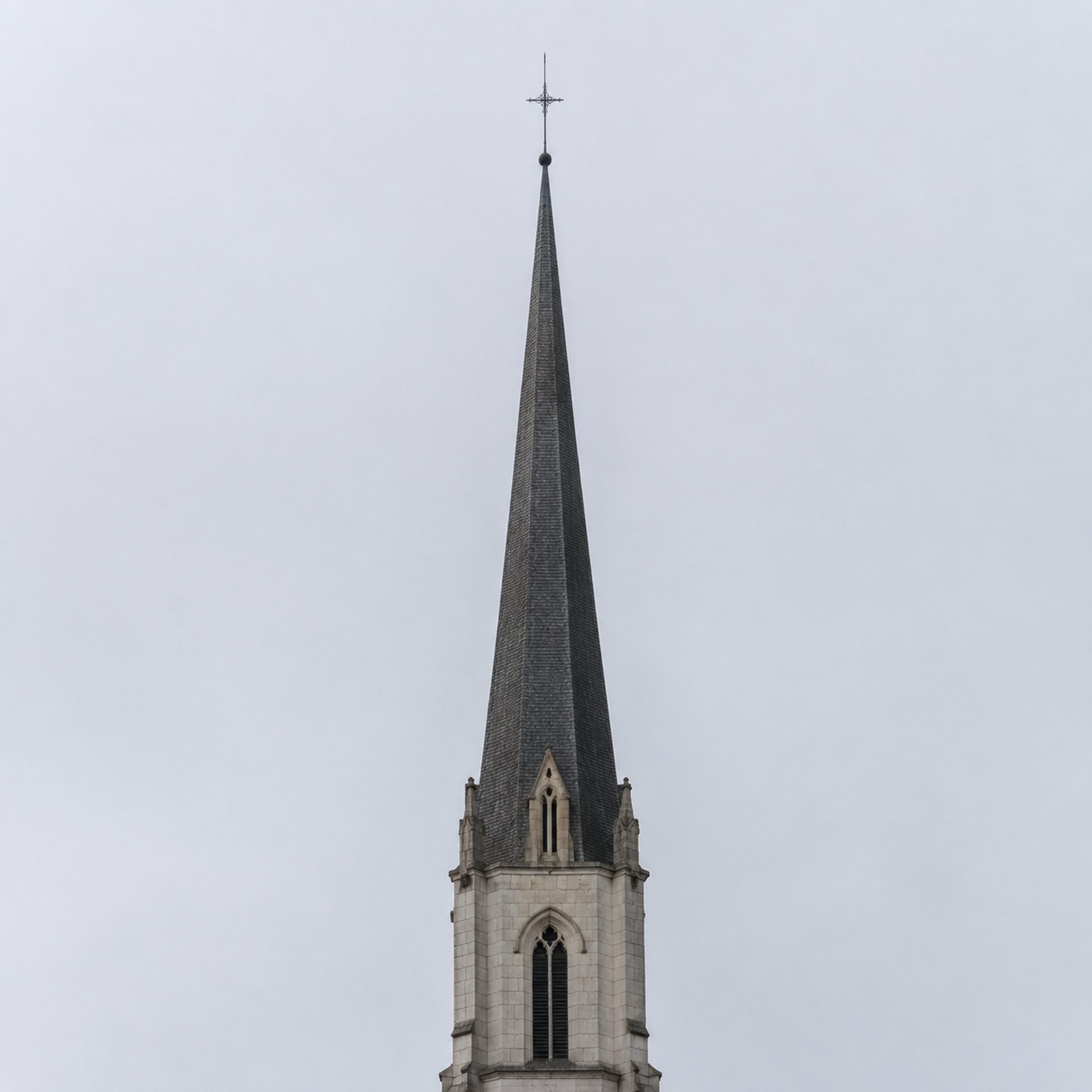 Reconstitution de la flèche gothique de Notre-Dame-de-l’Assomption à Marciac sous un ciel gris