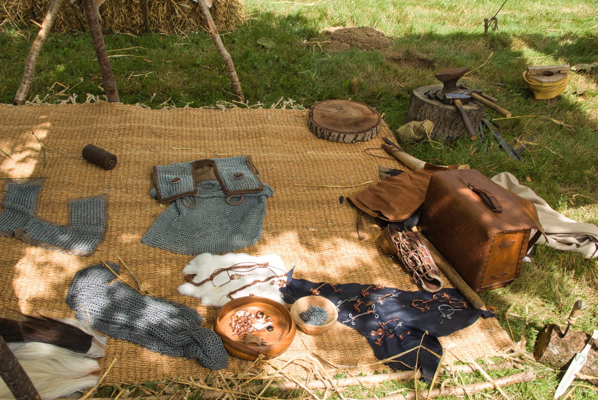 Objets, outils et matières composent un petit musée à ciel ouvert.