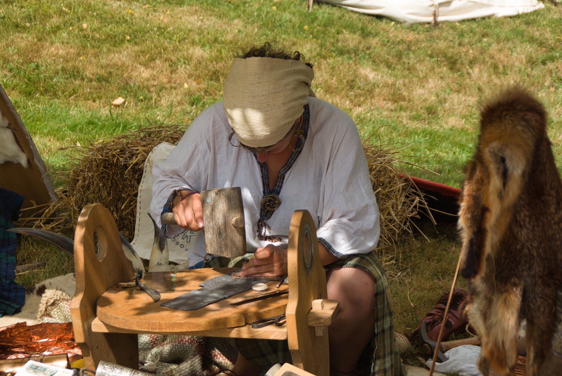 L’artisan au travail, dans la lumière sèche de juillet.