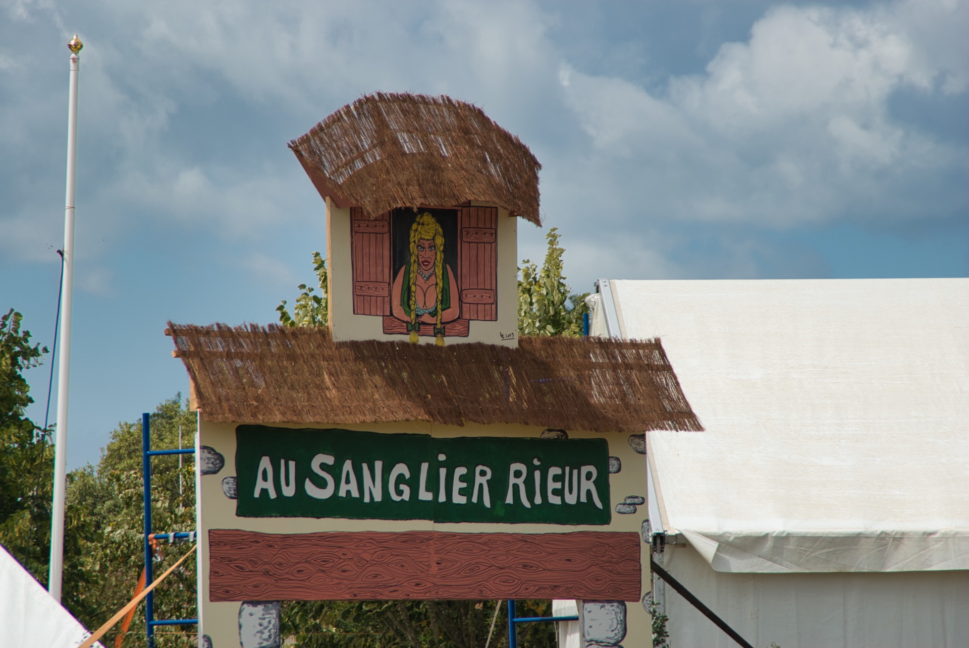 Les enseignes orientent le visiteur dans un village éphémère.