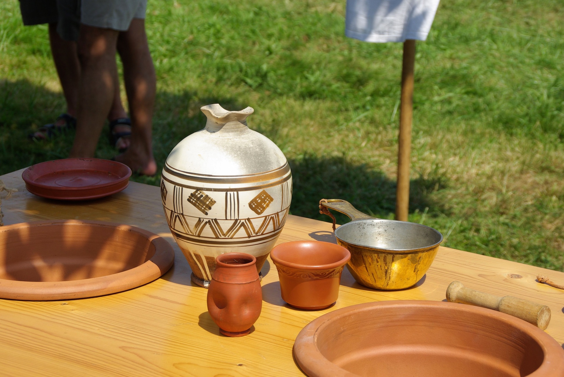 Vaisselle et objets domestiques évoquent la vie quotidienne.