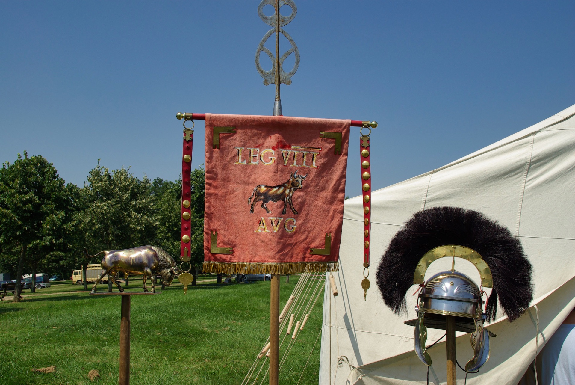 L’aigle et les enseignes installent l’imaginaire militaire romain.