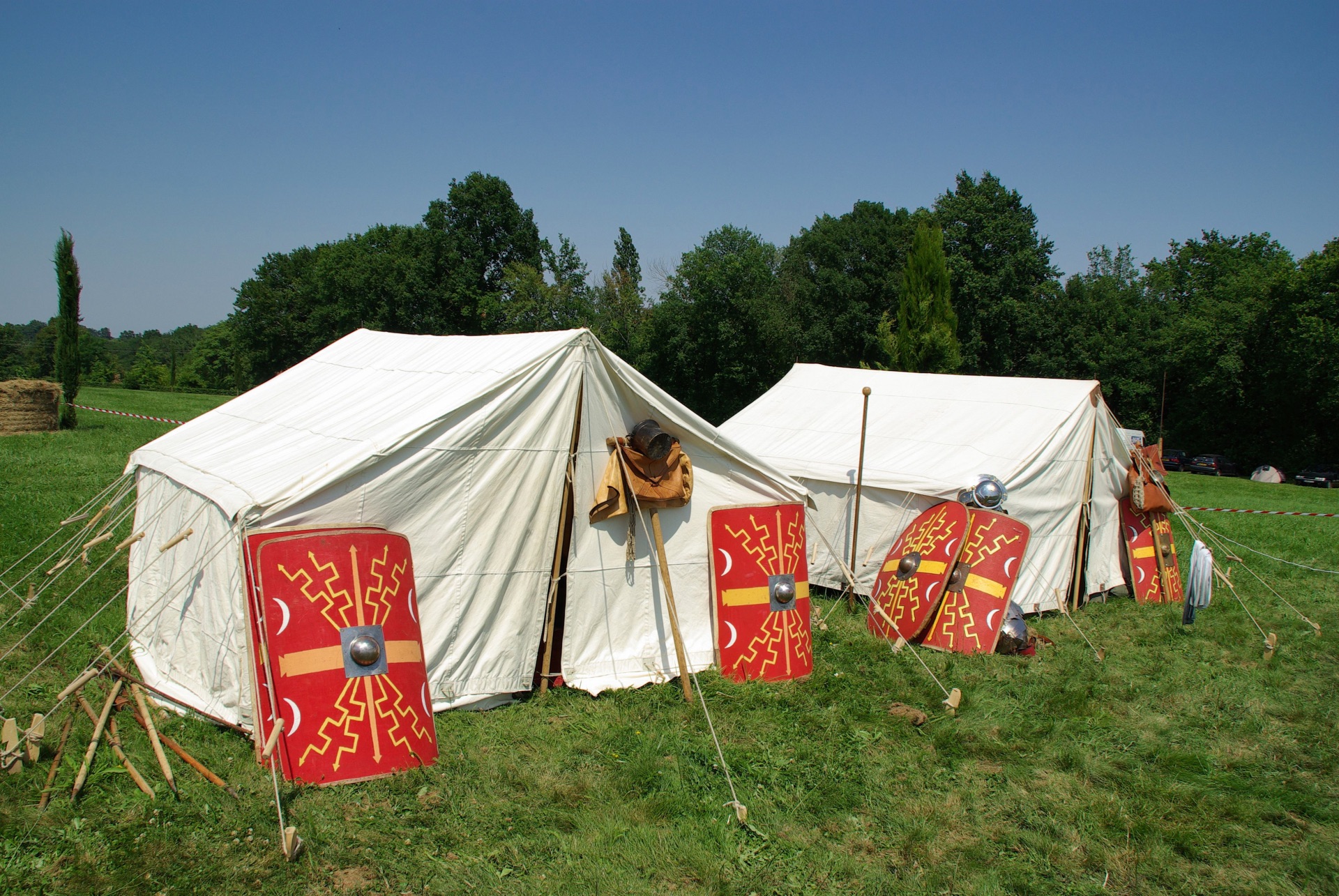 Tentes et boucliers composent un camp aux couleurs de Rome.