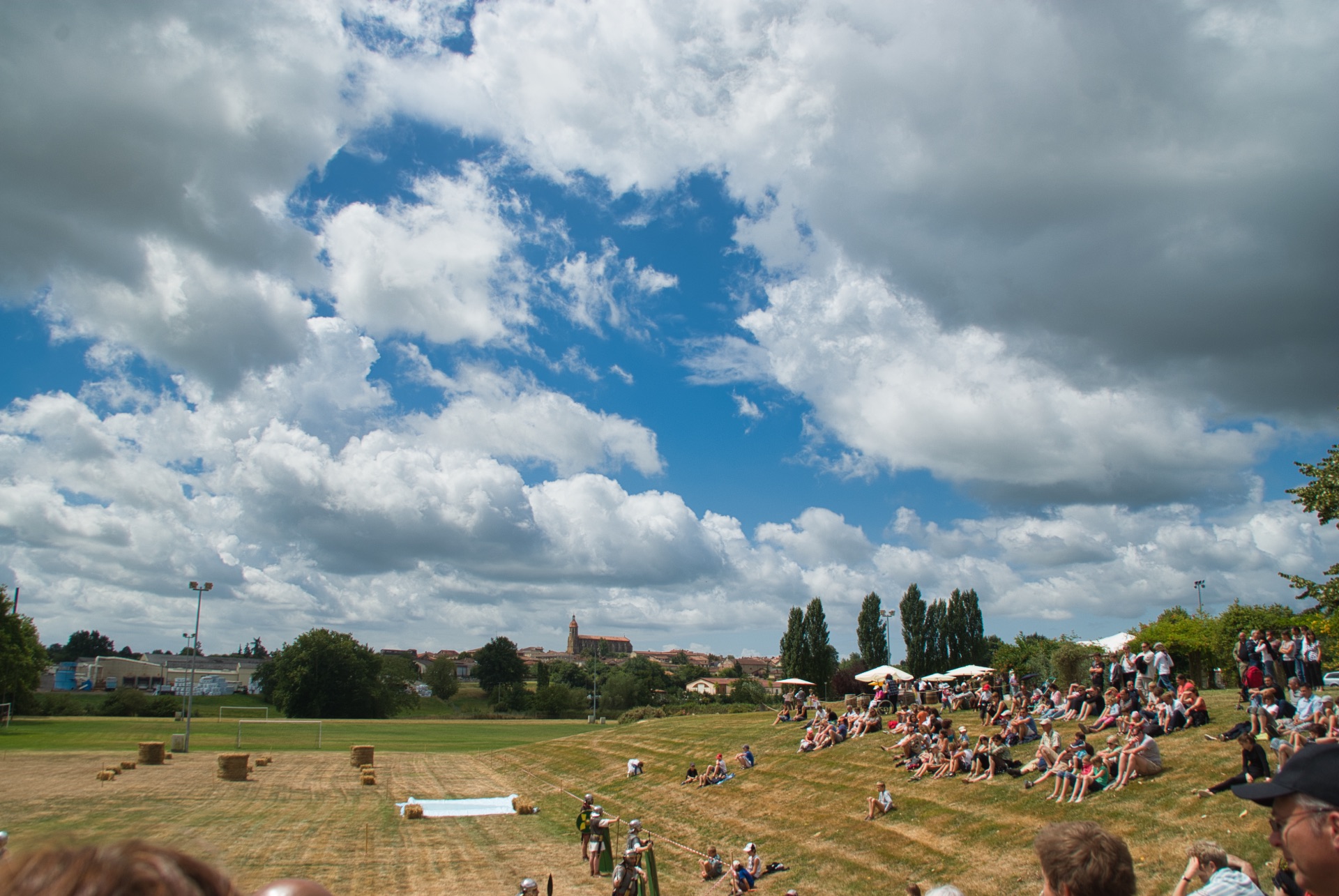 Sous un vaste ciel gascon, le terrain de spectacle prend des allures d’arène.
