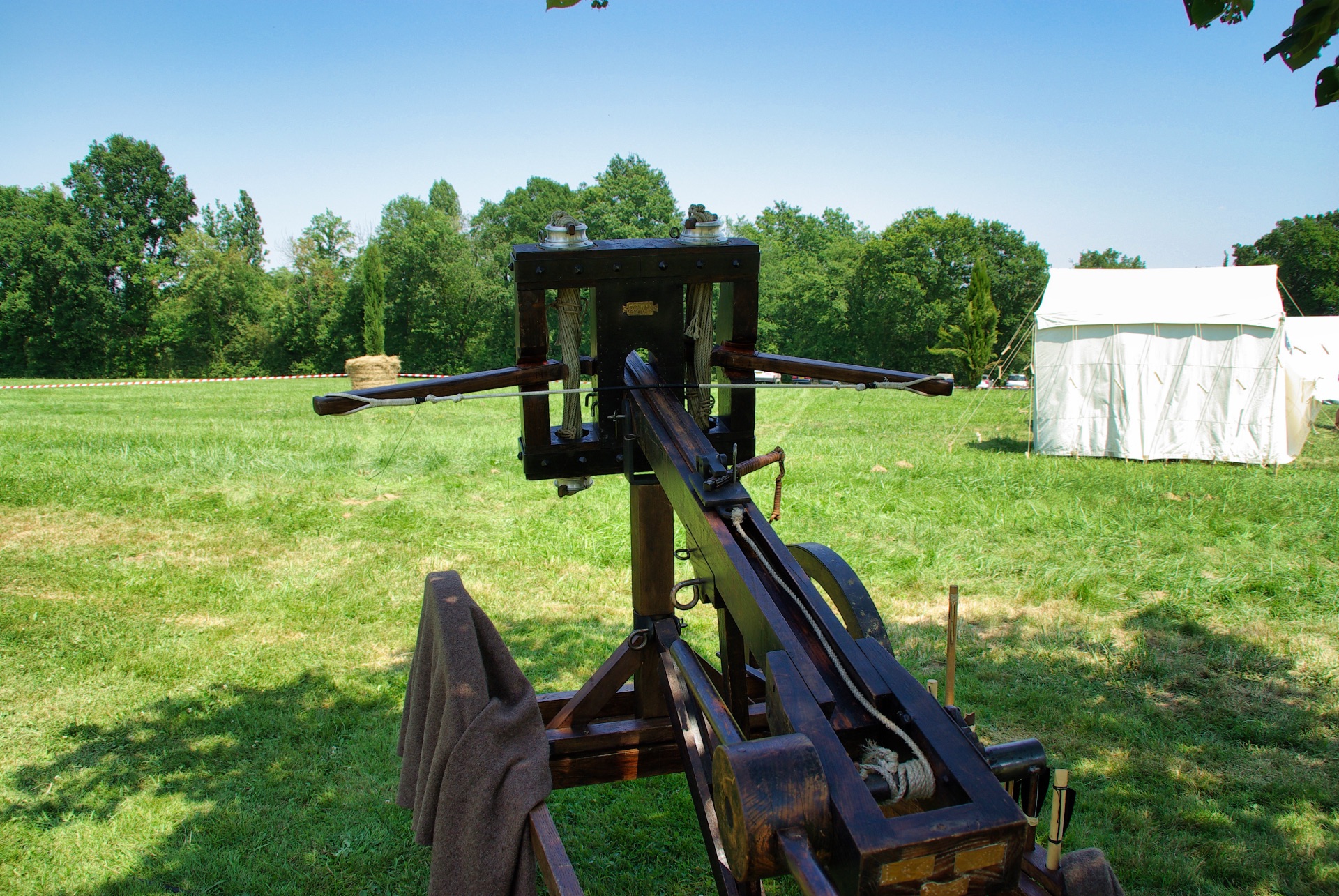 Machines et dispositifs rappellent la puissance de l’ingénierie antique.