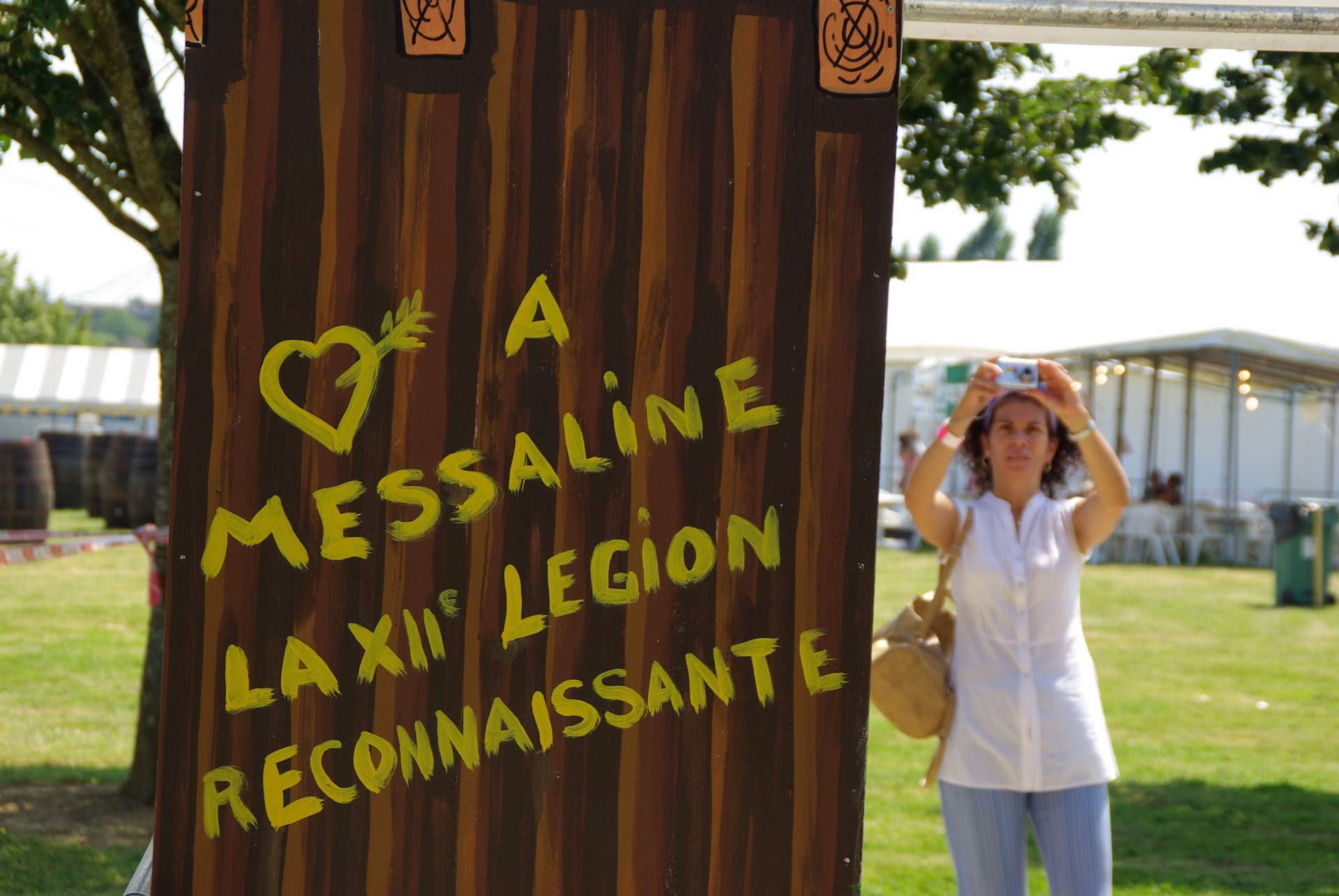 La visite se joue aussi sur le mode de la fantaisie populaire.