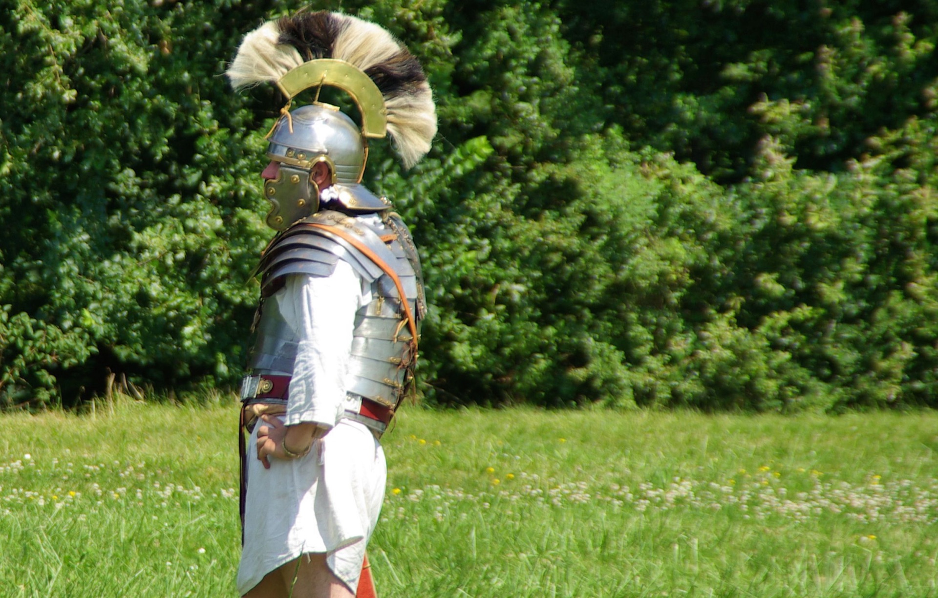 Le soldat s’avance seul avant que la troupe ne se rassemble.