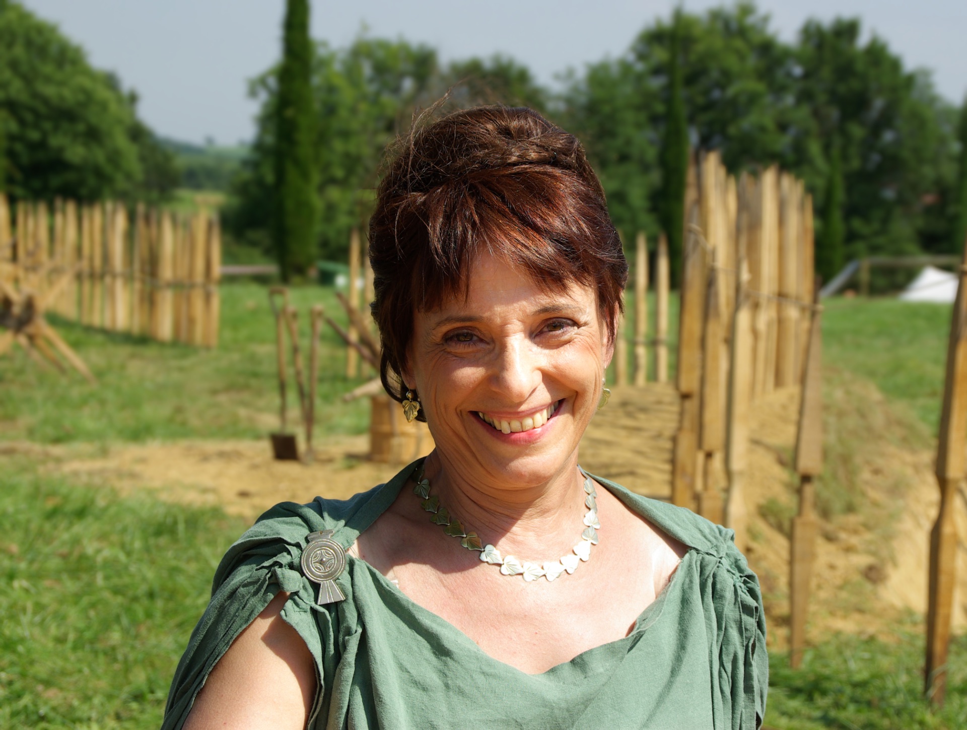 Visage de fête, entre costume et sourire contemporain.