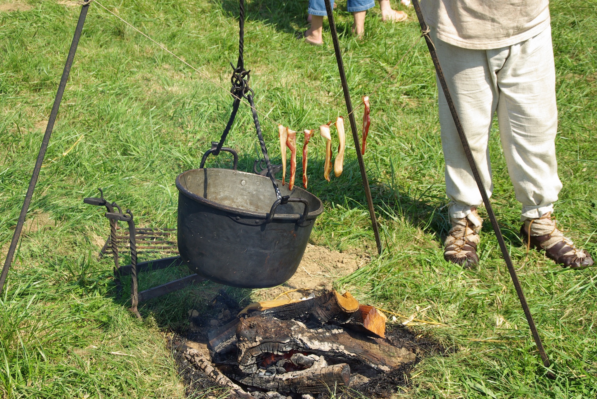 Le feu, la marmite et les ustensiles recréent un quotidien ancien.