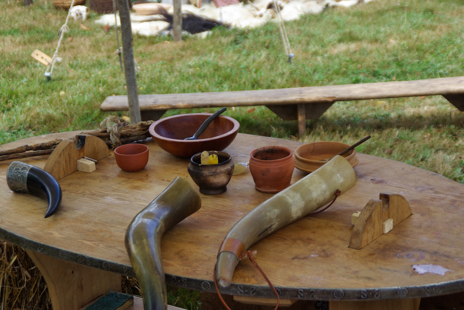 Cornes, gobelets et vaisselle attendent le repas du camp.