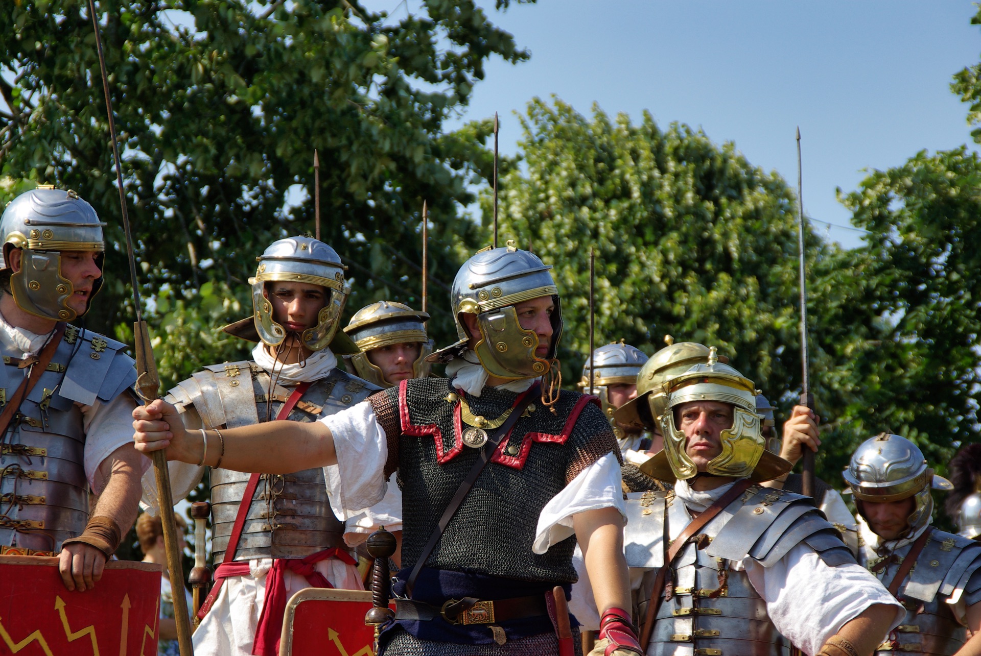 Casques levés, les hommes prennent place dans la formation.