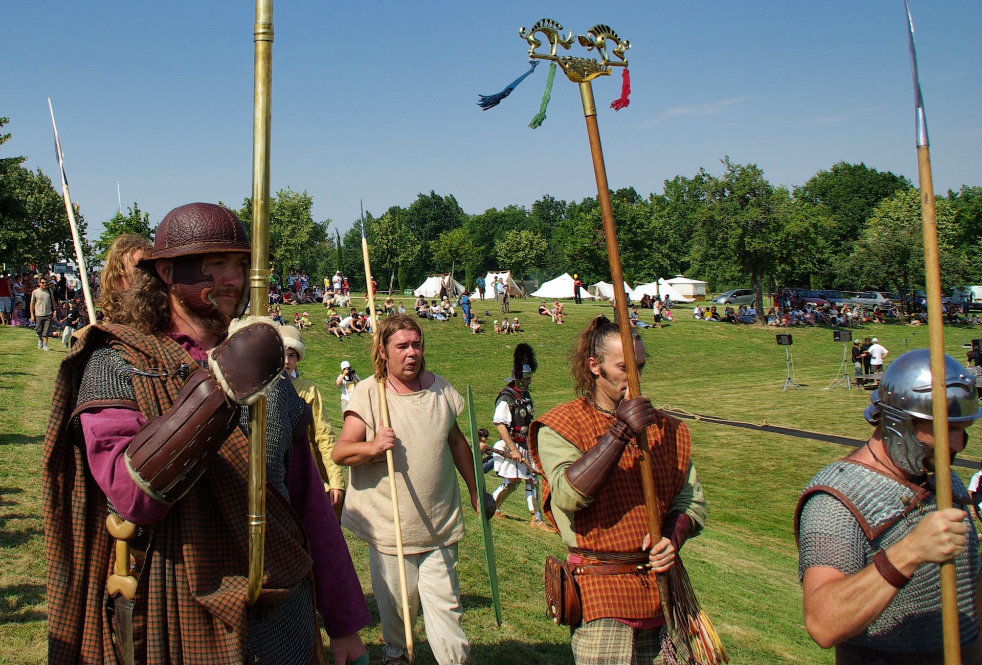 Aux marges de Rome, d’autres silhouettes et d’autres armes apparaissent.