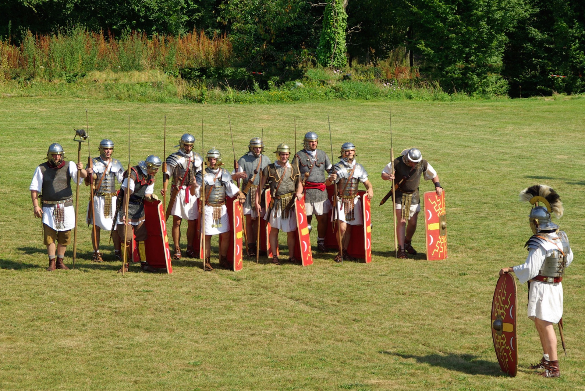 Face au public, la troupe s’immobilise un instant.