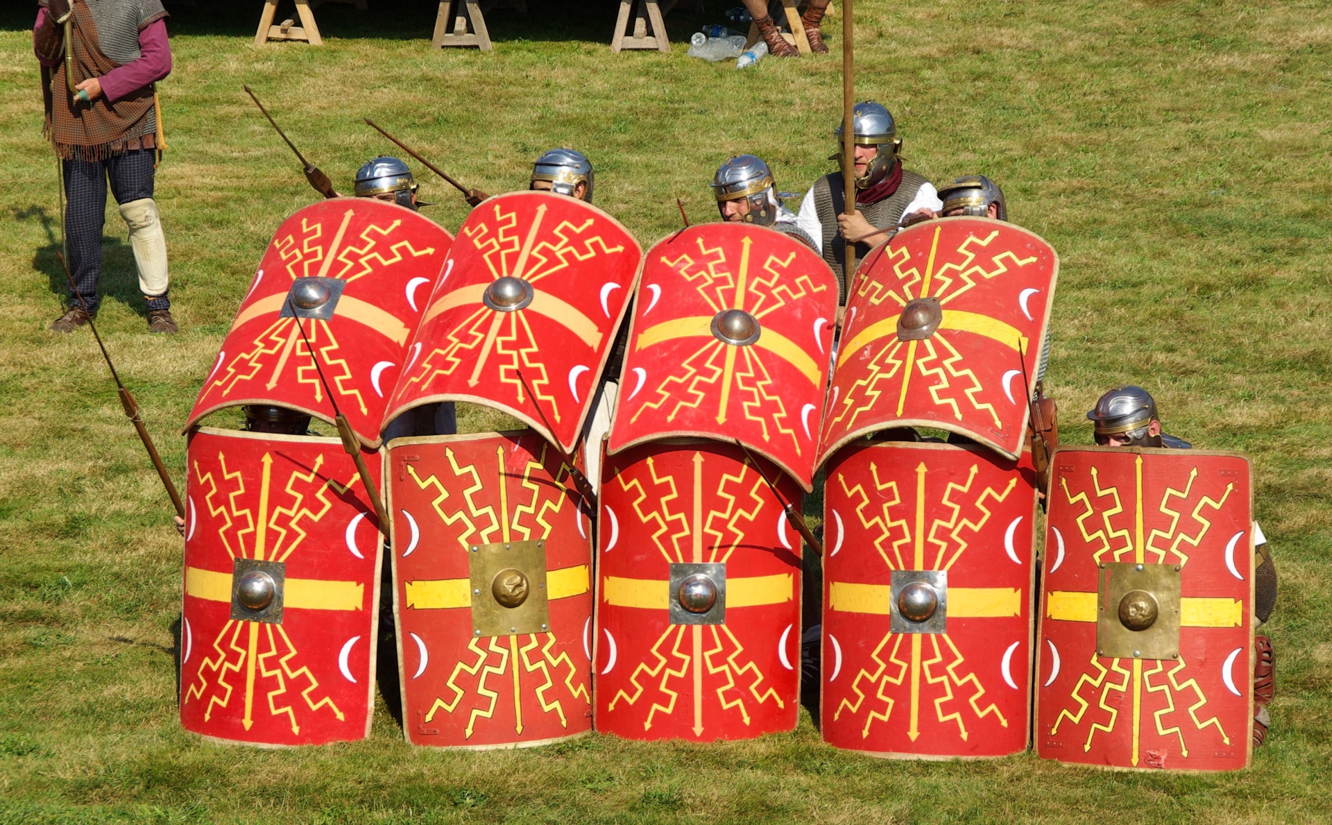Formation de légionnaires romains derrière leurs grands boucliers rouges à Éauze