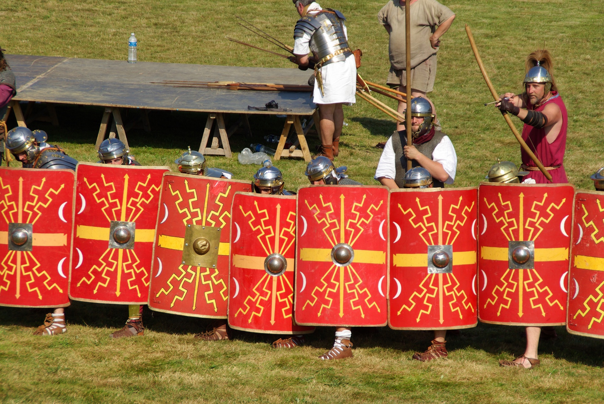 Protégée derrière les scuta, la formation devient forteresse.