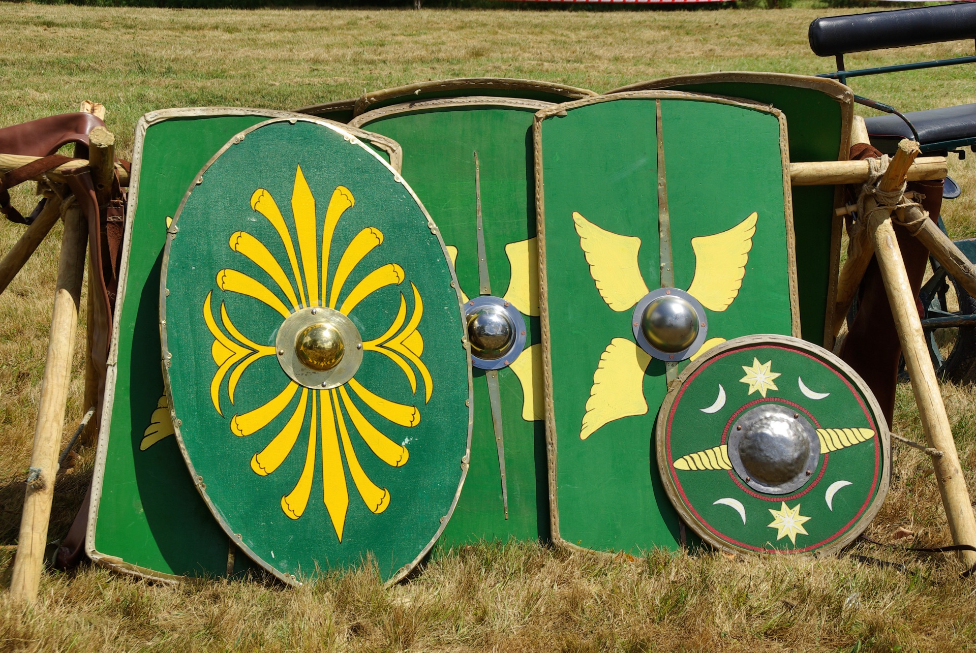 Éventail de boucliers verts, blancs et jaunes.