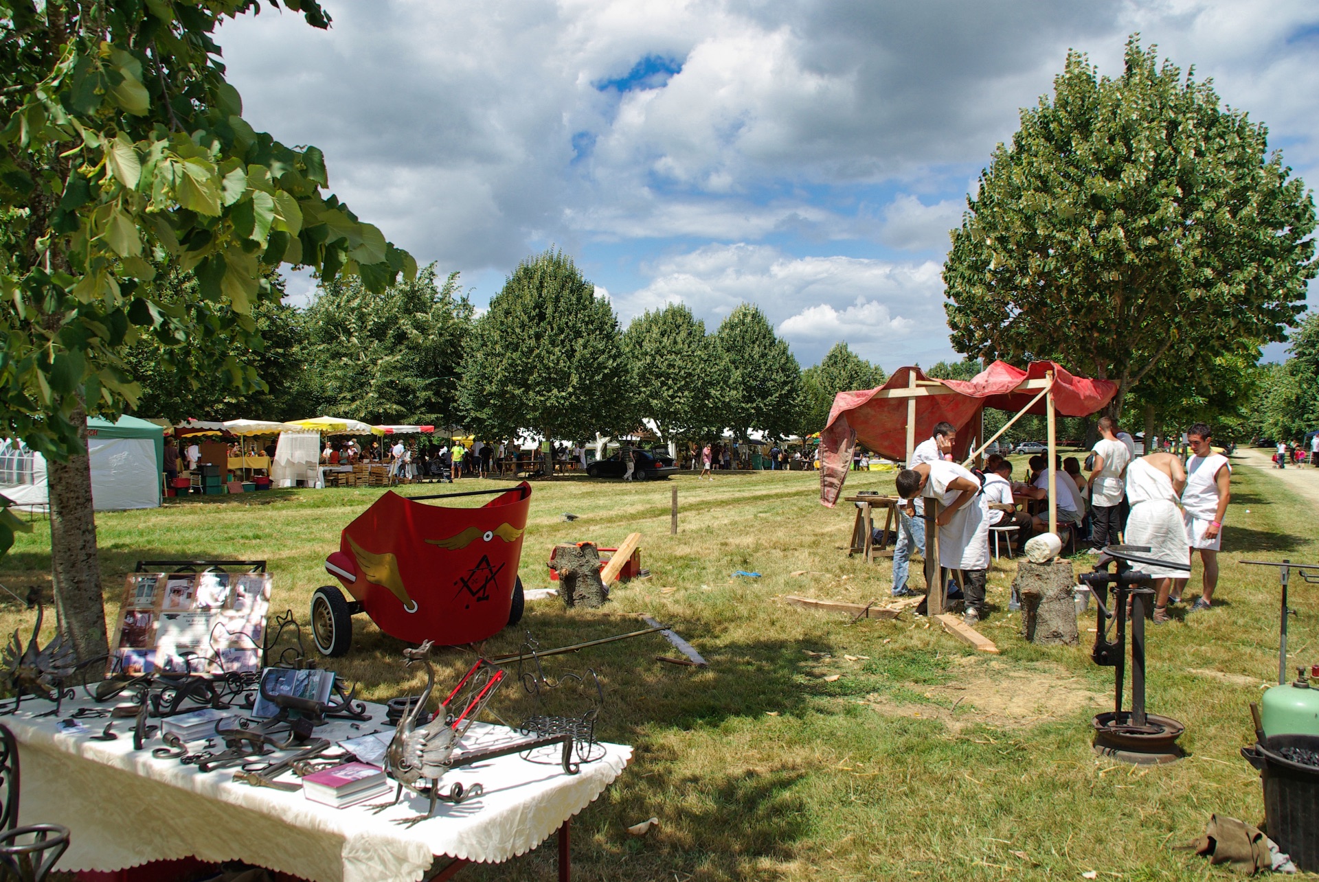 Autour du terrain, la fête reprend ses droits.
