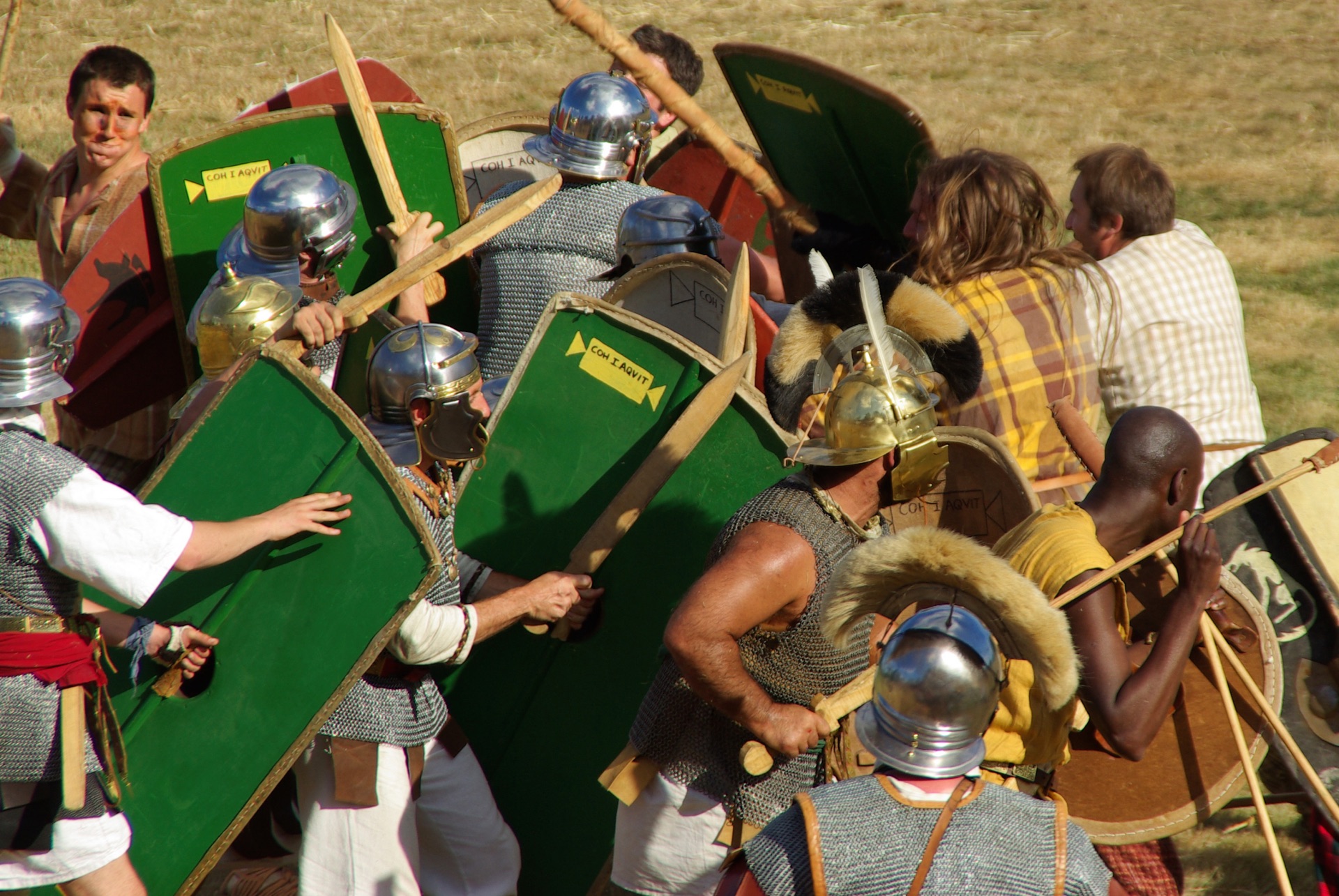 Boucliers, épées et lances se confondent dans la mêlée.