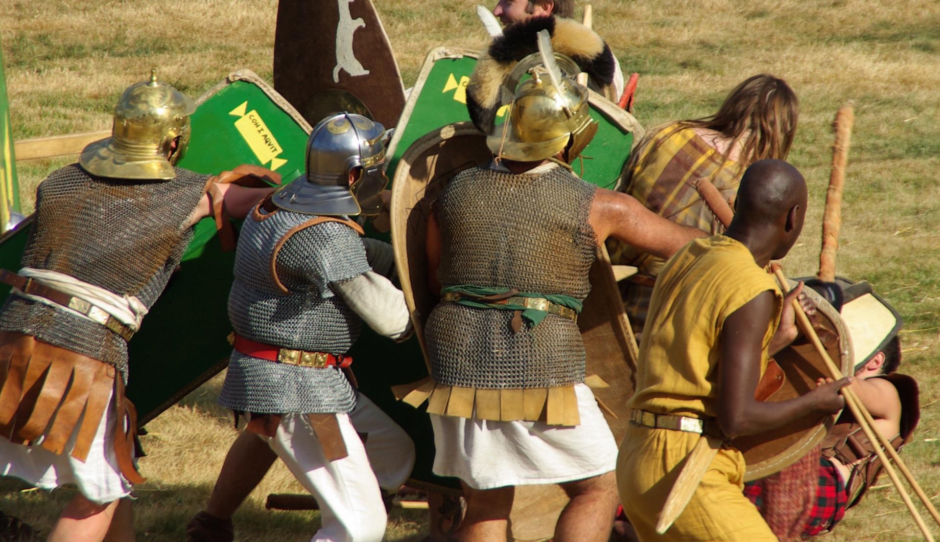 Les combattants se pressent dans un désordre de cuirasses et de boucliers.