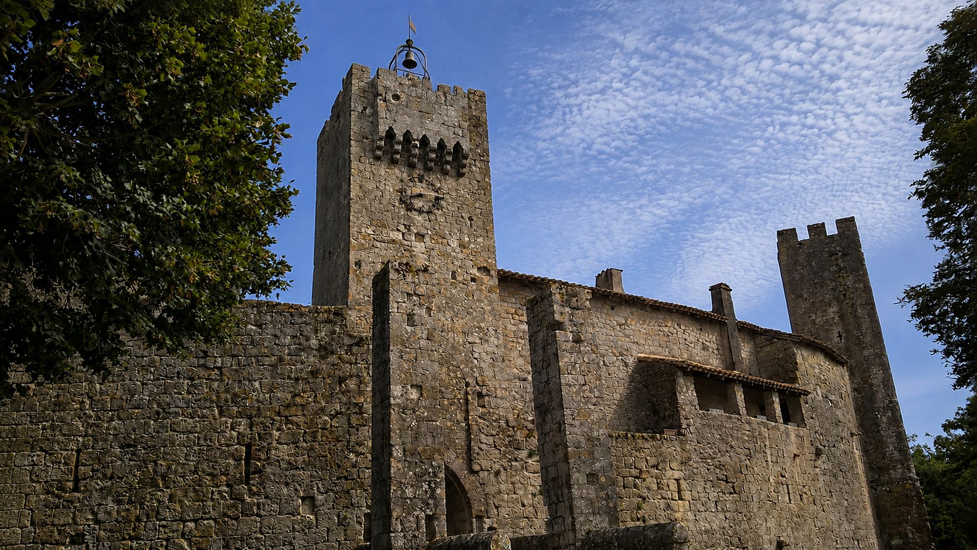 Larressingle, cité fortifiée du Gers, derrière ses remparts et ses tours