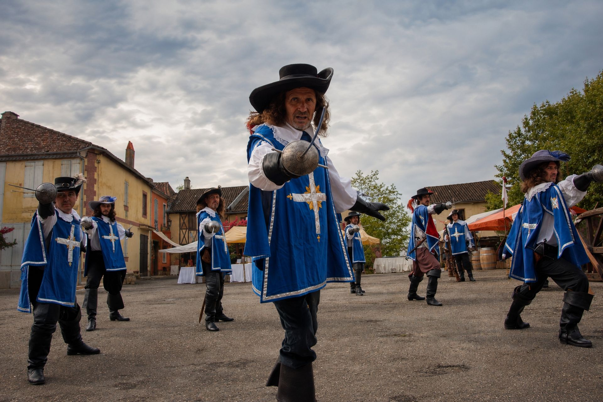 D'Artagnan et les mousquetaires en garde sur la place de Lupiac