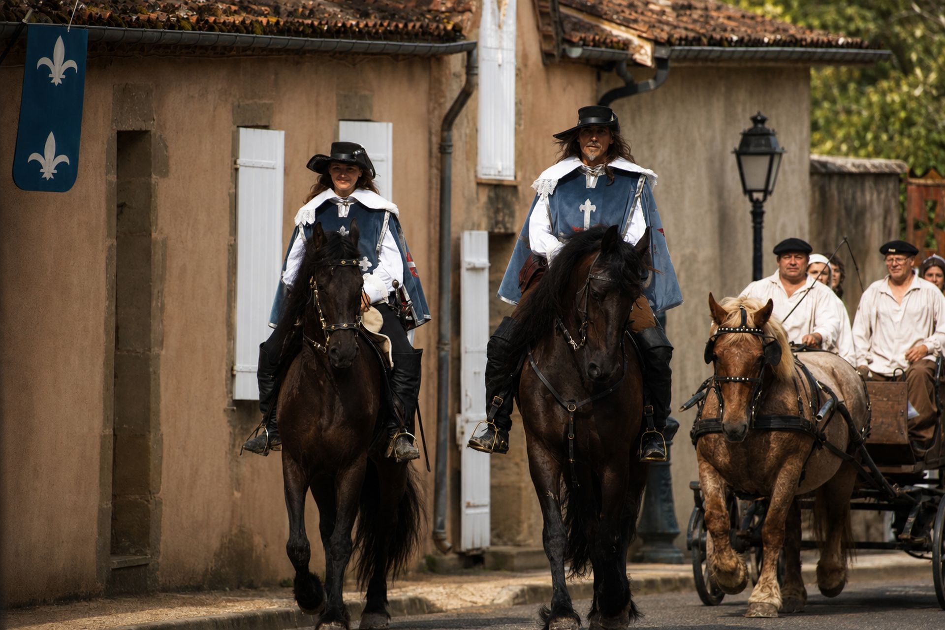 Arrivée de cavaliers et d'un attelage à Lupiac