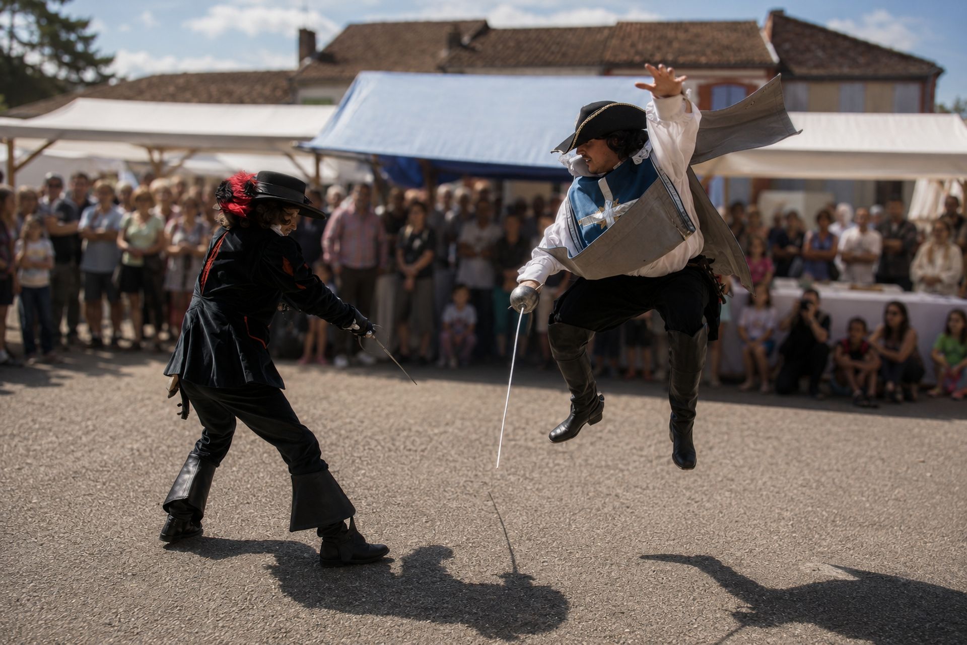Duel spectaculaire à l'épée sur la place de Lupiac