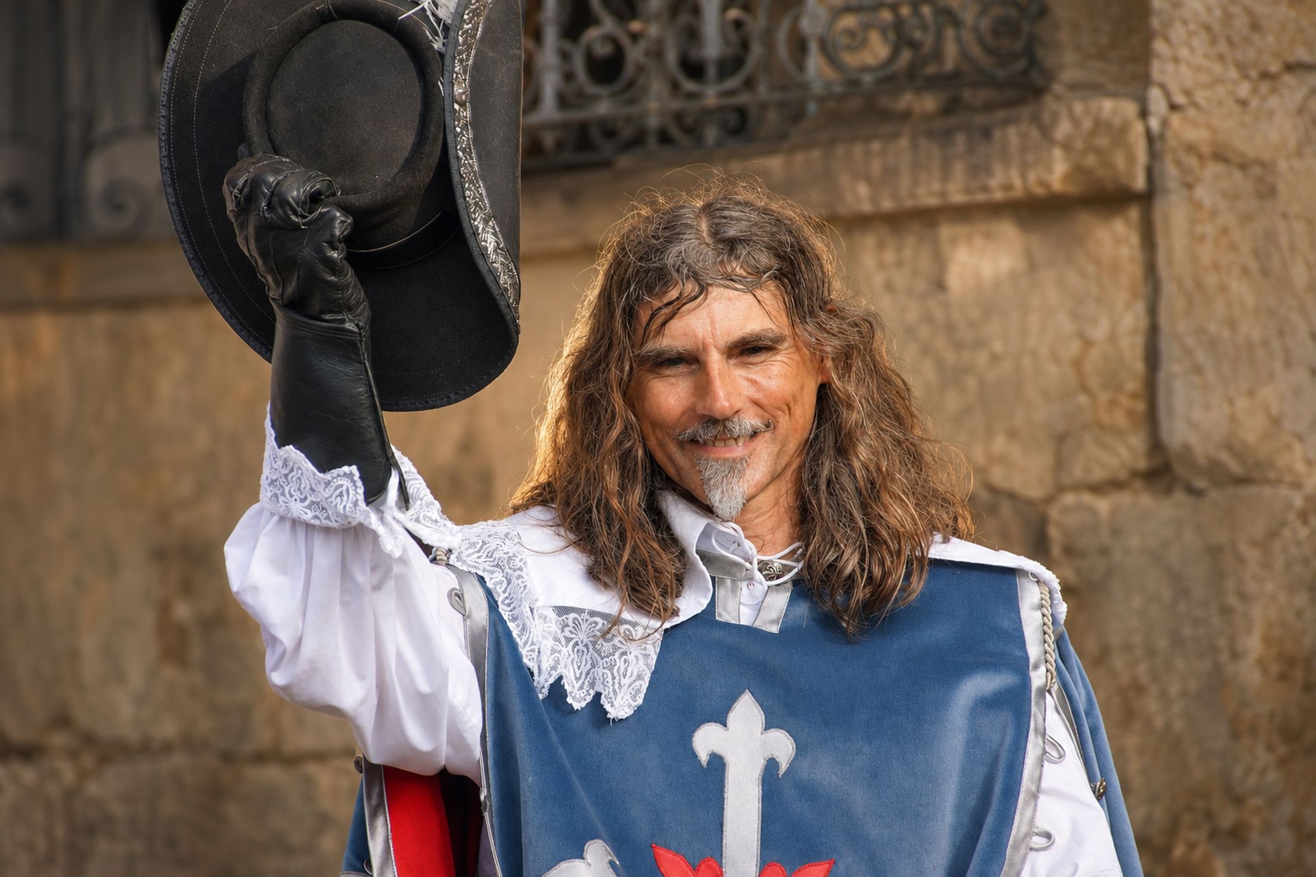 Mousquetaire saluant de son chapeau