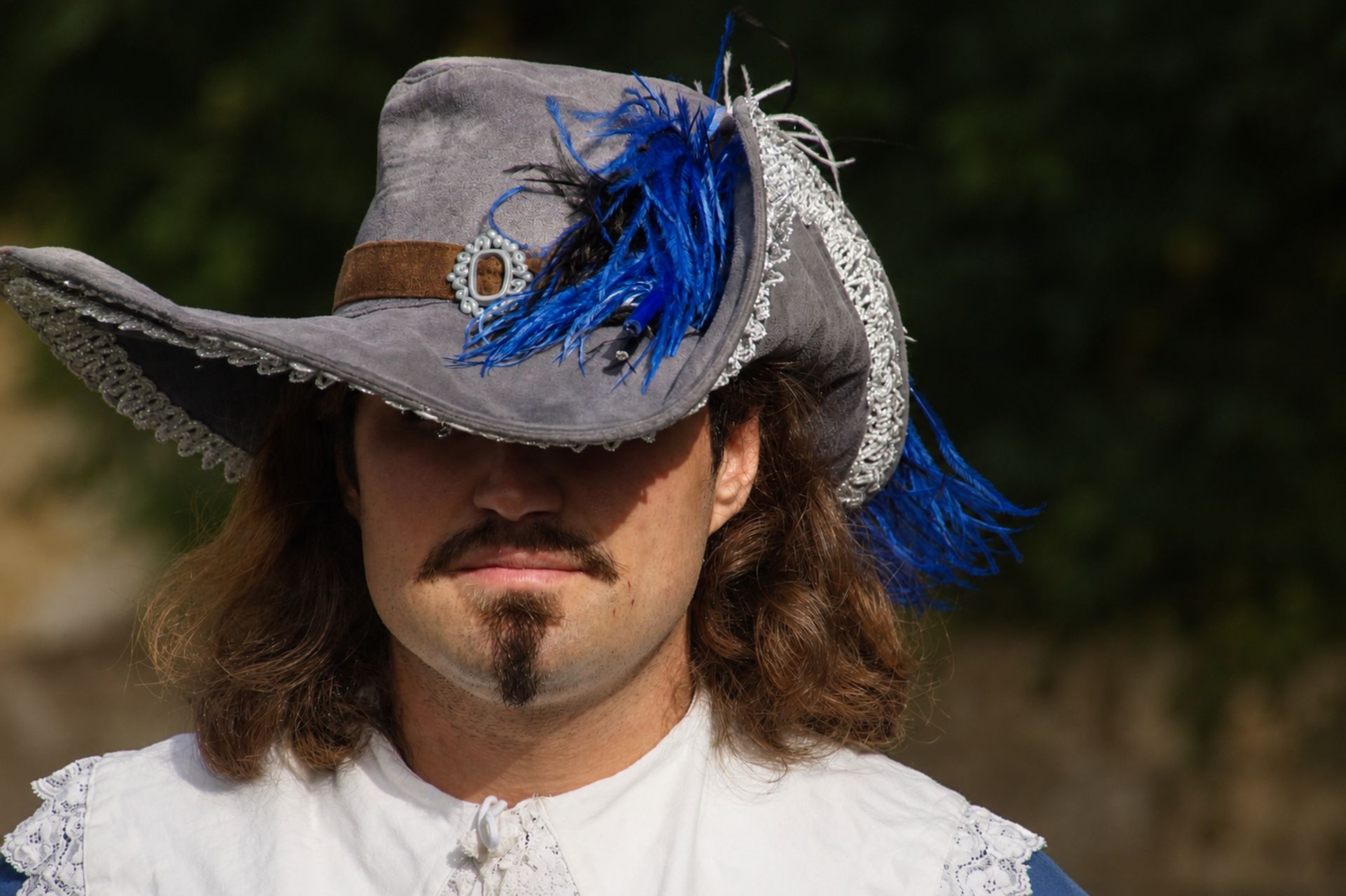Portrait d'un mousquetaire au chapeau gris et plumes bleues