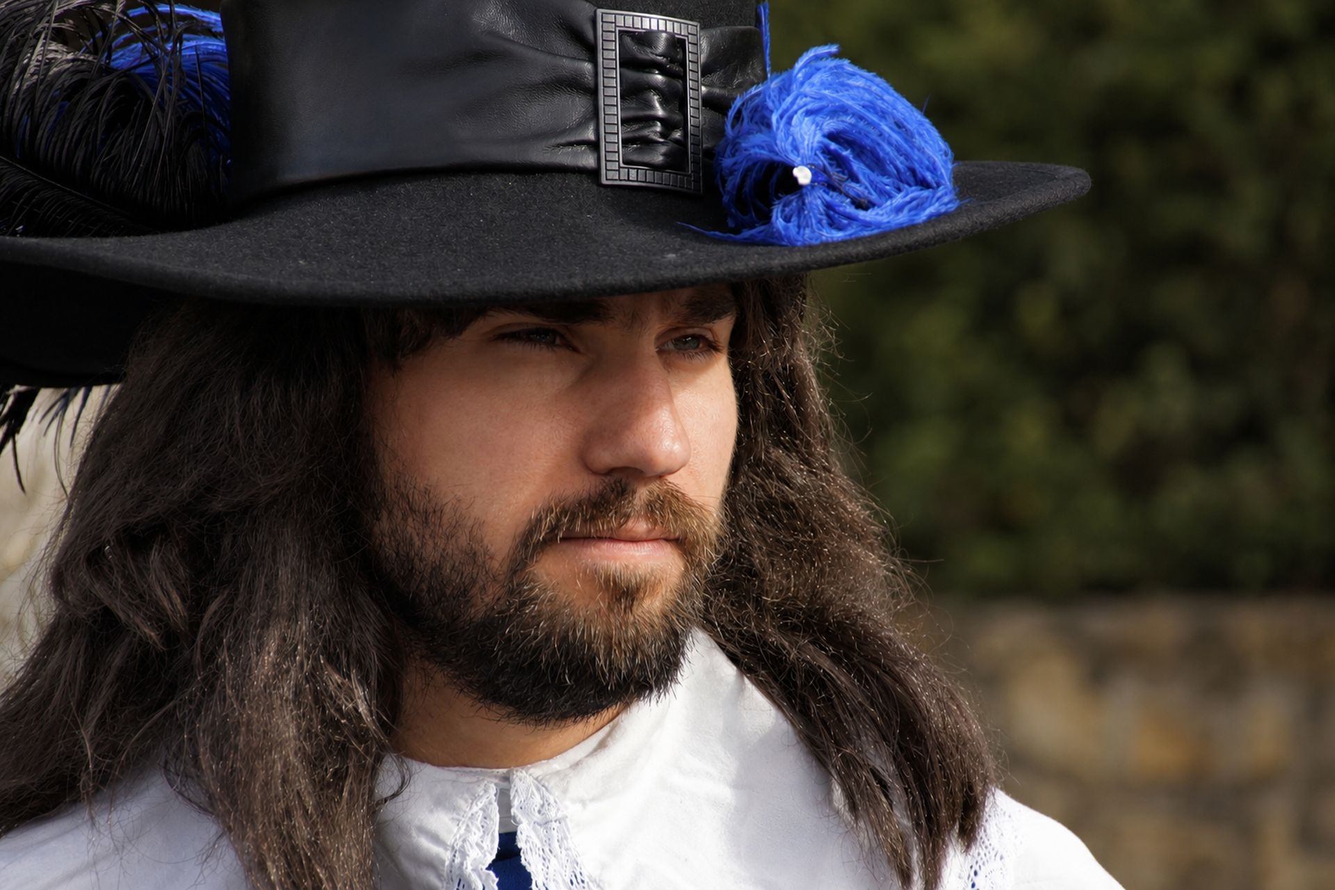 Portrait d'un mousquetaire barbu au panache bleu