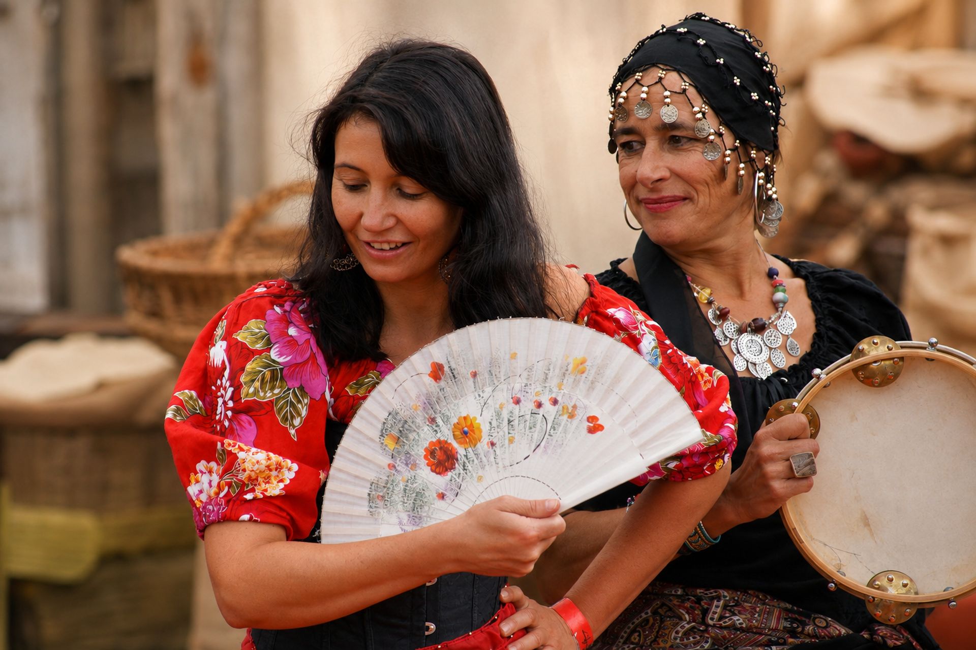 Deux femmes en costume, avec éventail et tambourin