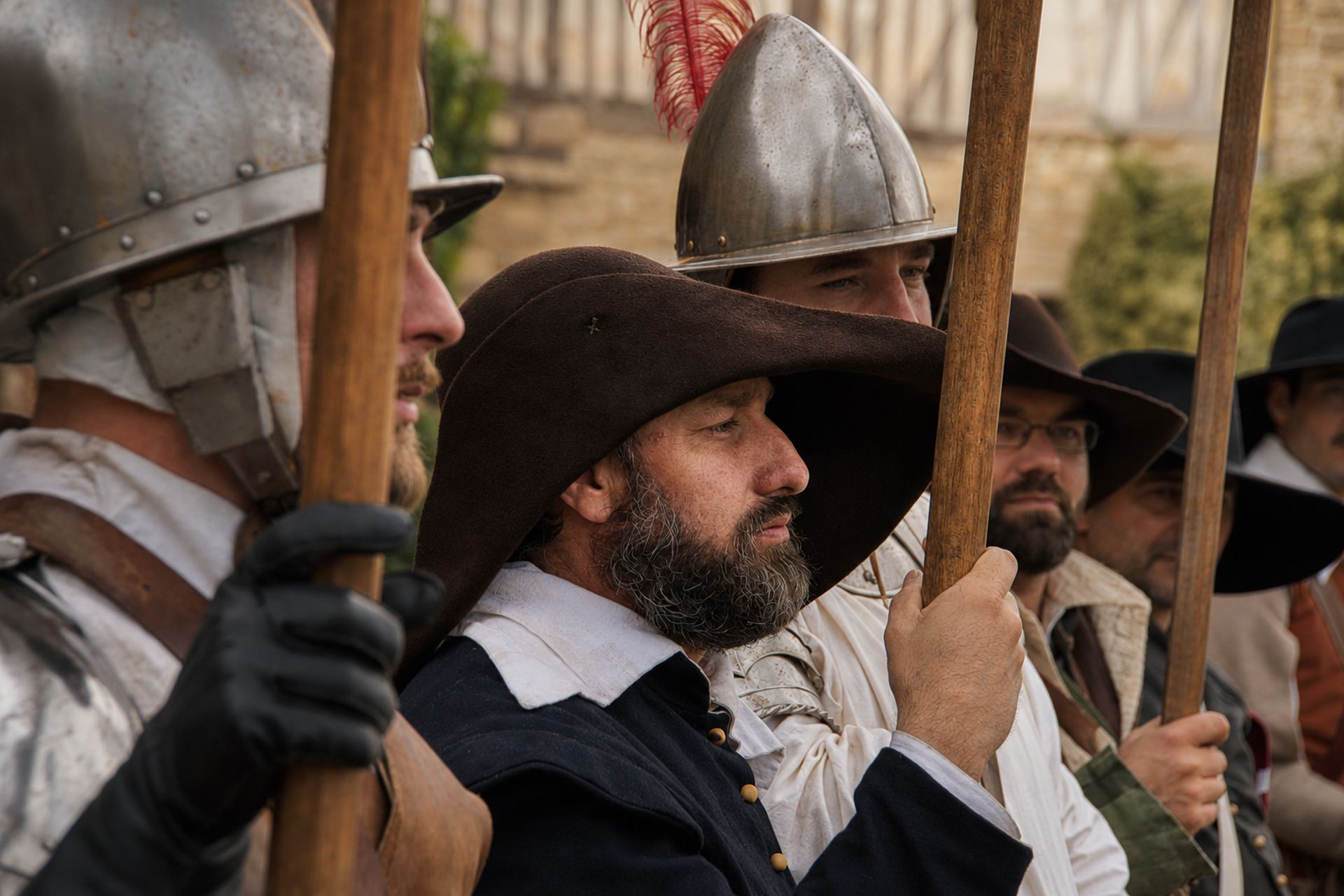 Groupe de soldats tenant leurs piques lors du festival de Lupiac