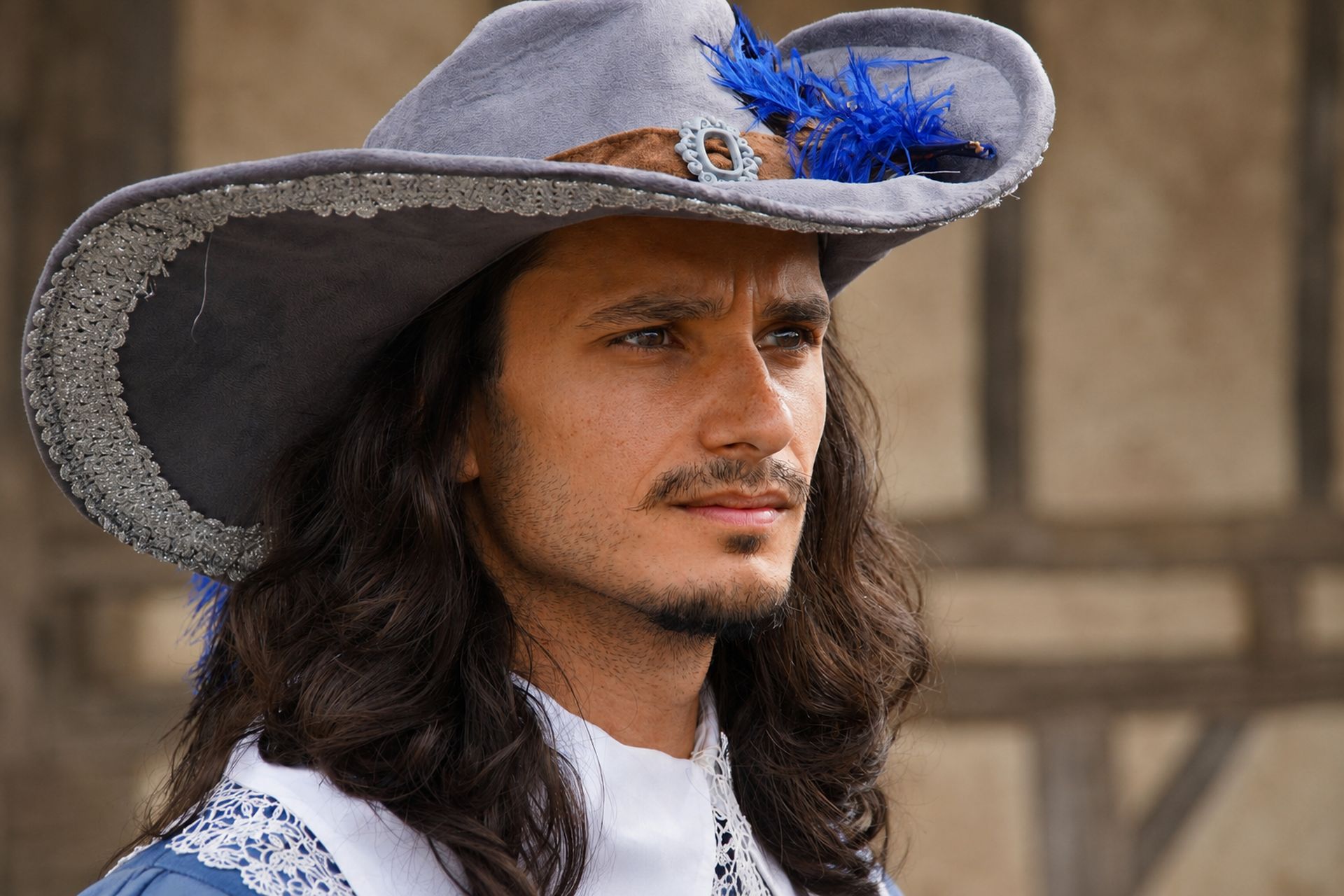 Jeune mousquetaire au grand chapeau gris