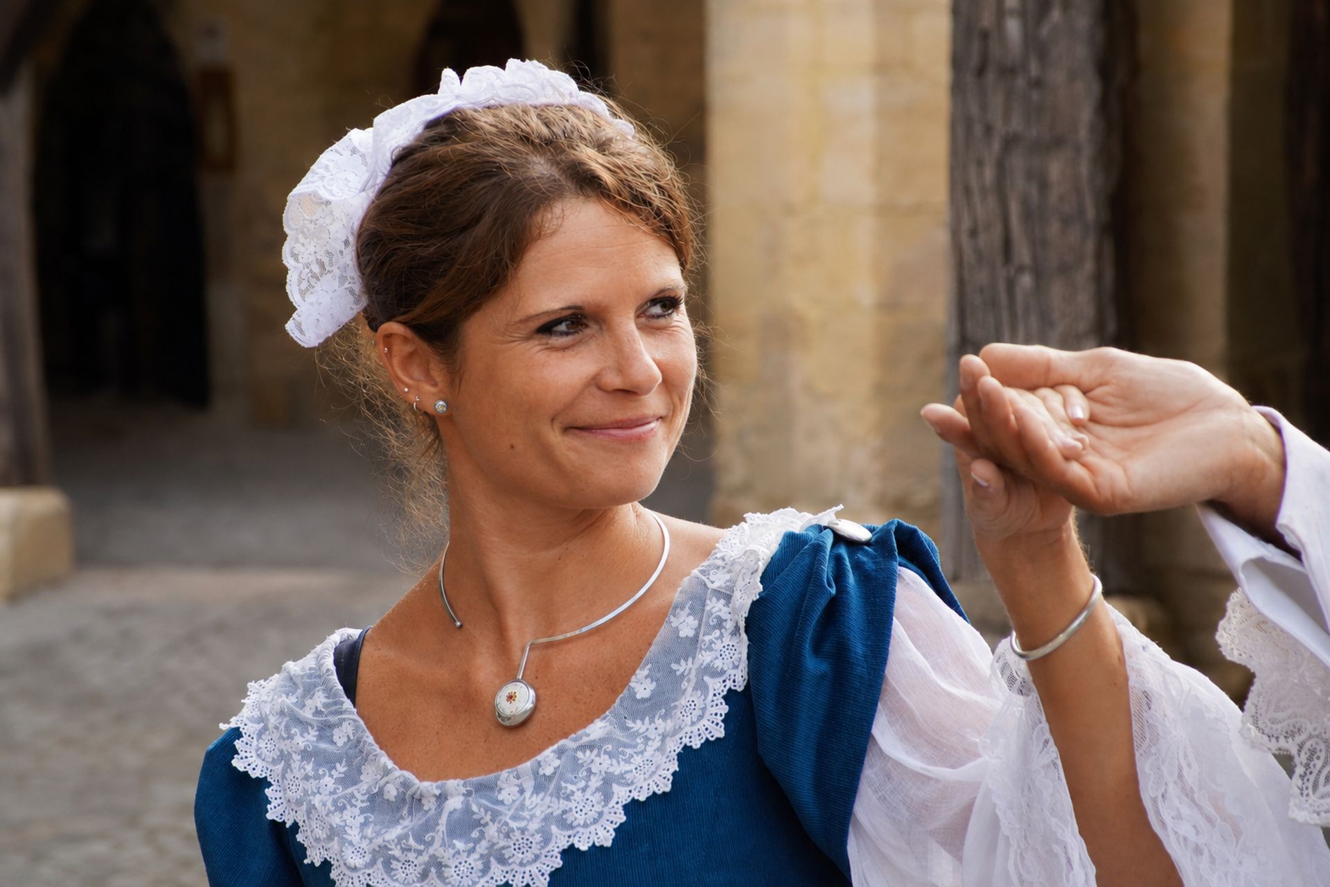 Danseuse en robe bleue tenant la main de son partenaire