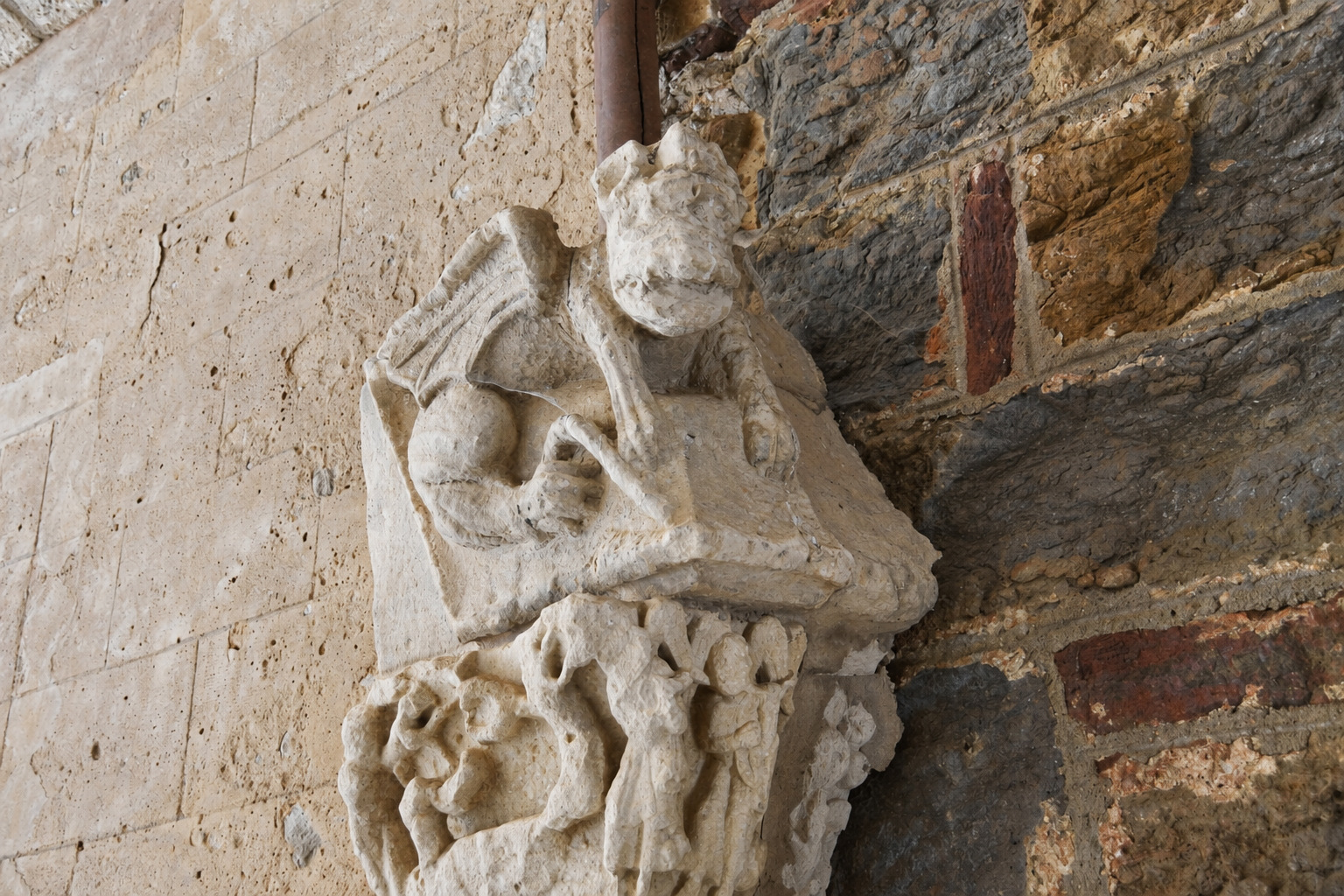 Sculpture de pierre ancienne adossée à un mur du château