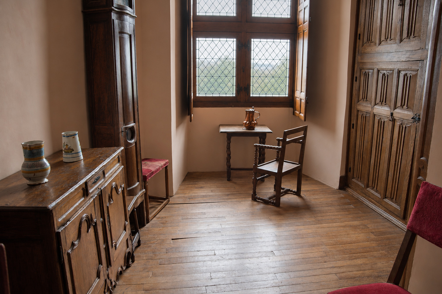 Chaise et mobilier ancien éclairés par une fenêtre