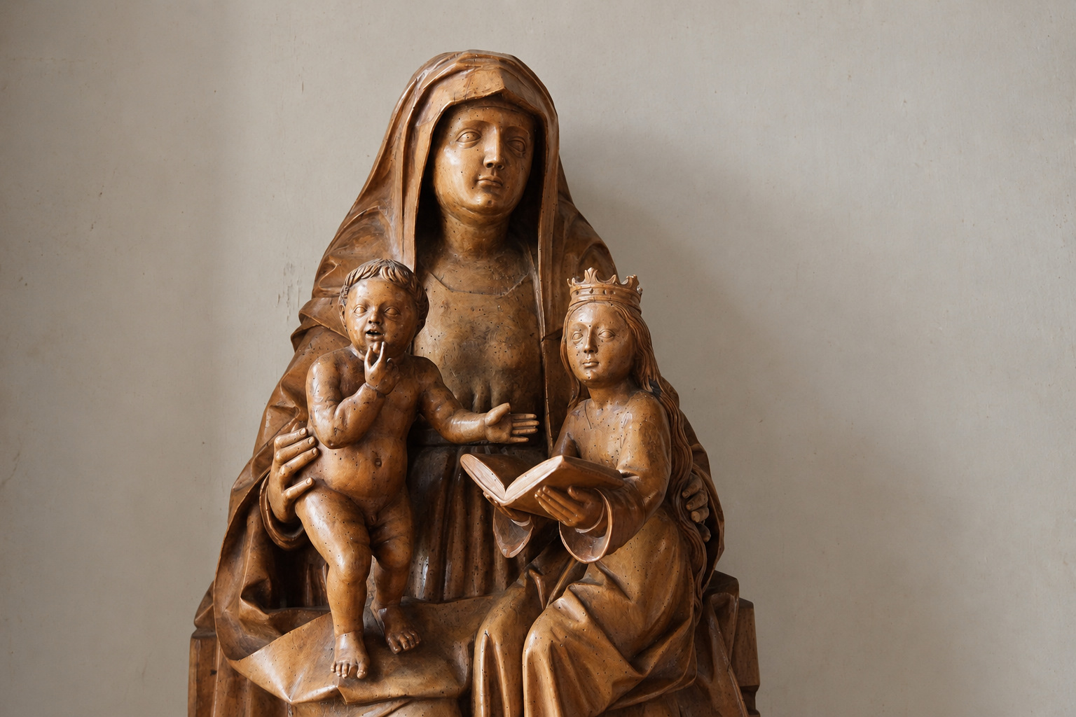 Groupe religieux ancien sculpté dans le bois