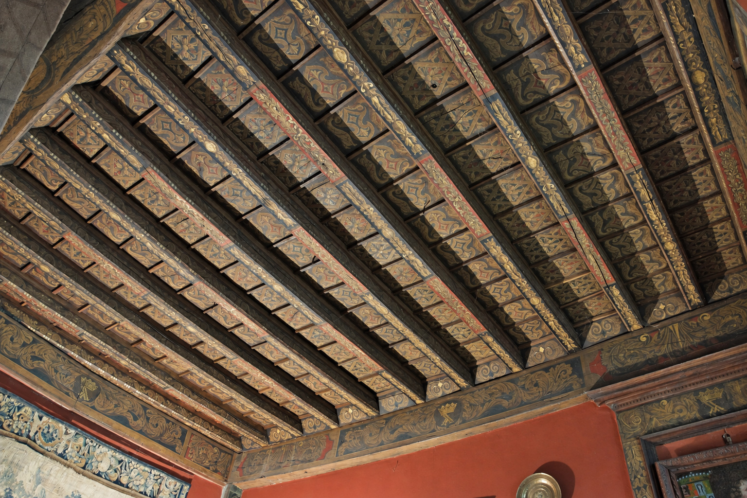 Plafond ancien aux poutres et caissons peints