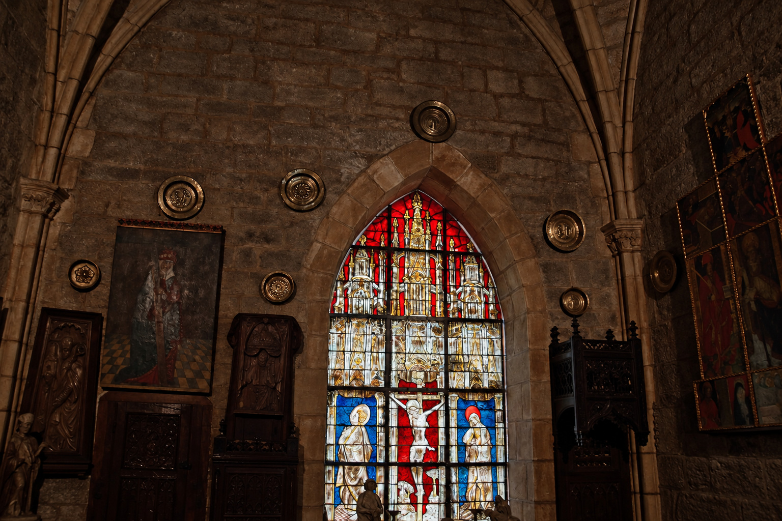 Chapelle du château et vitrail éclairé dans la pénombre