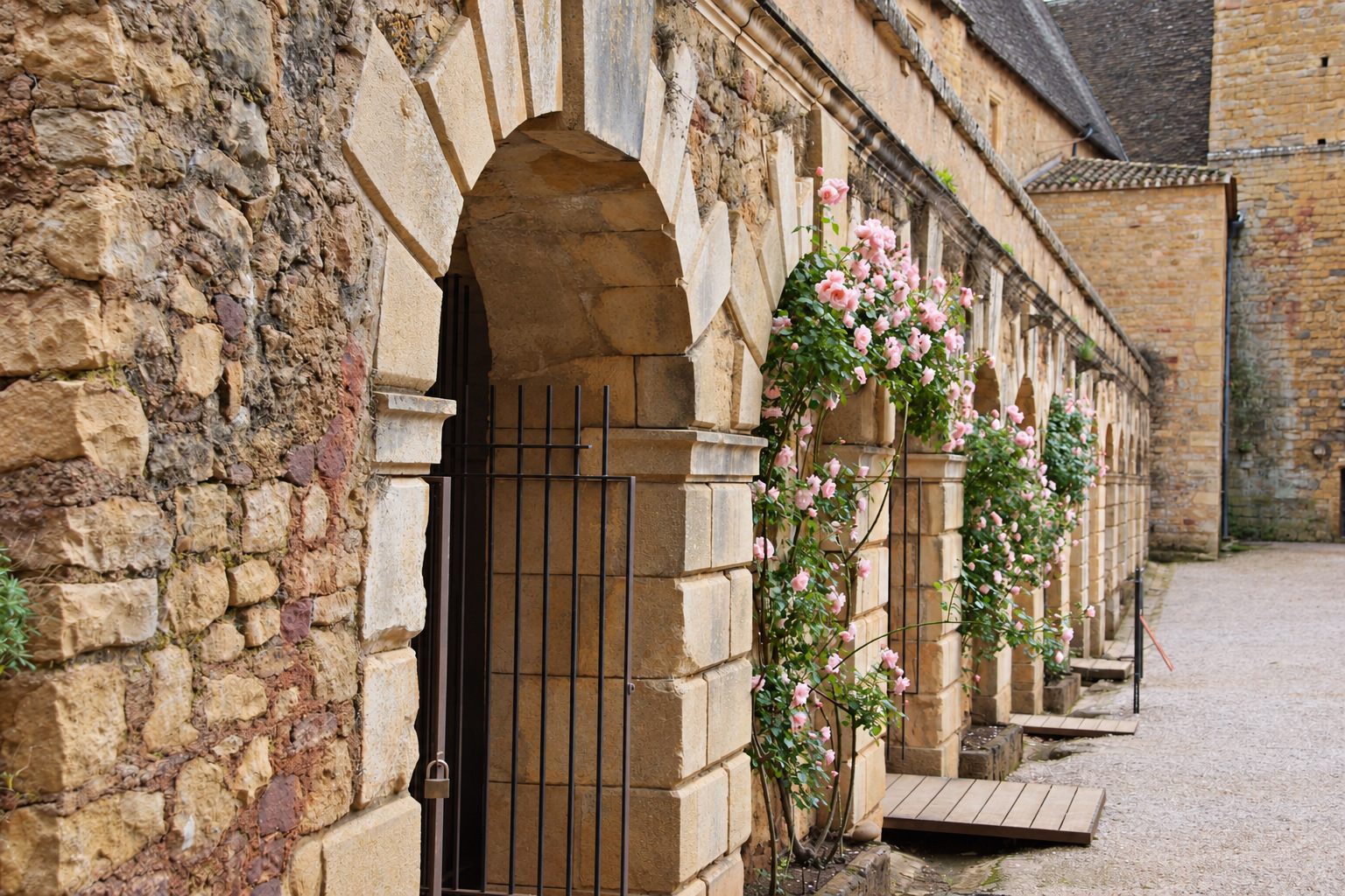 Arcades de pierre fleuries de roses